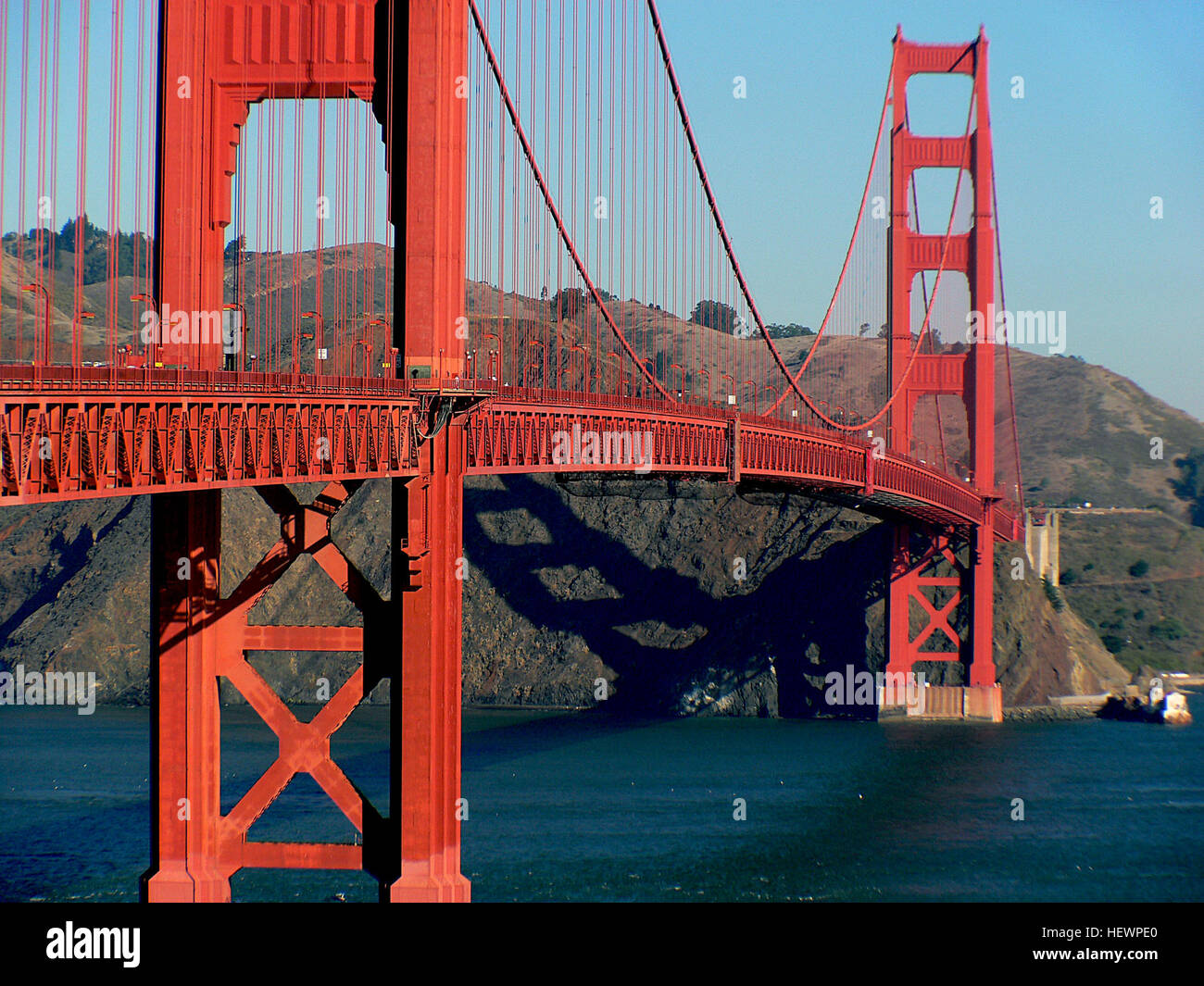 Die Golden Gate Bridge ist ein technisches Meisterwerk, das nur der Superlative bezeichnet werden kann. Wenn die Brücke im Jahr 1937 abgeschlossen war, war es die weltweit längste und höchste Hängebrücke. Golden Gate Bridge, San Francisco Golden Gate Bridge aber vor allem ist dieser meisterhafte Beispiel Engineering ein prächtiges Denkmal vor der schönen Kulisse.  Bau der Golden Gate Bridge begann 1933. Die Brücke, die von Ingenieur Joseph Strauss entworfene wurde gebaut, um San Francisco mit Marin County über 1600 Metern (5000 ft) breiten Meerenge bekannten verbinden, wie die Golden Gate, die Stockfoto