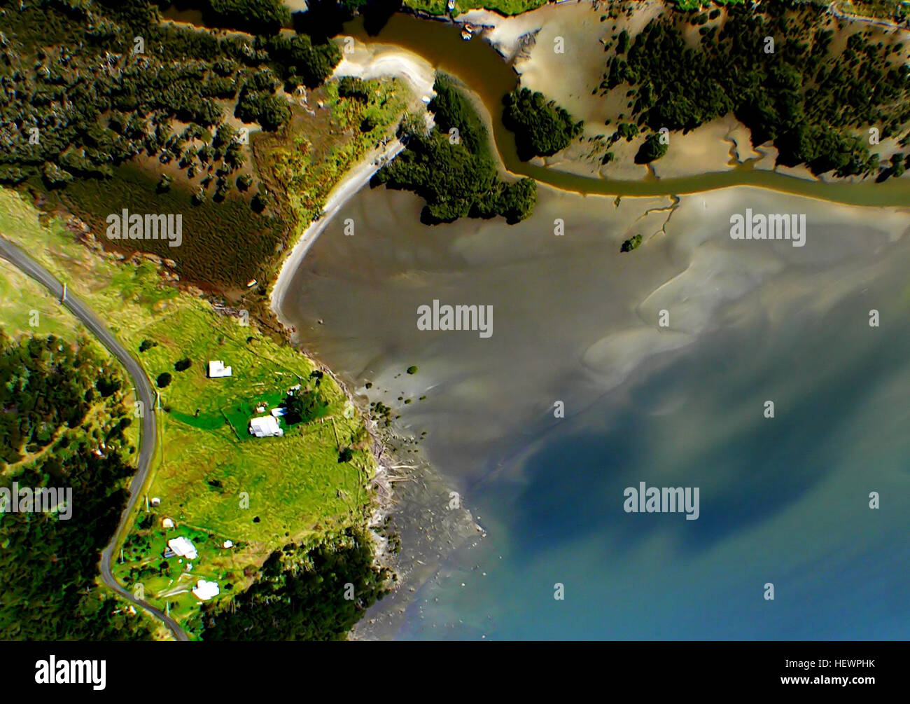 Hokianga (oder die Hokianga) ist ein Gebiet rund um den Hokianga Harbour auch bekannt als Flusses Hokianga, eine lange Mündungs Ertrunkenen Tal an der Westküste im Norden der Nordinsel Neuseelands.  Der ursprüngliche Name noch verwendet durch lokales Māori ist Te Kohanga o Te Tai Tokerau ("das Nest der nördlichen Völker") oder Te Puna o Te Ao Marama ("der Ursprung des Mondes"). Der vollständige Name des Hafens ist Te Hokianga-Nui-a-Kupe – "der Ort der Kupes große Rückkehr". Stockfoto