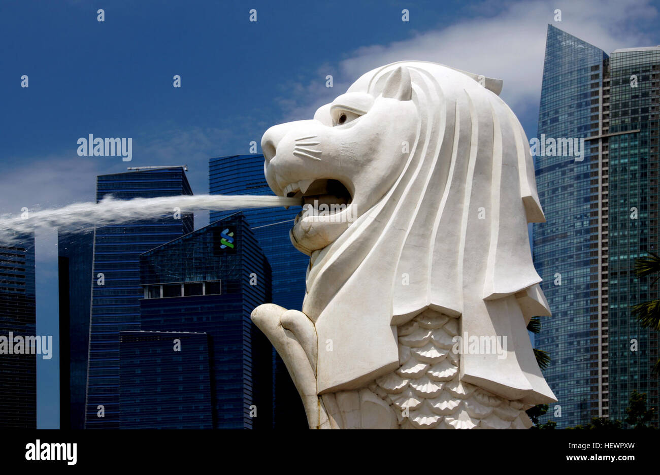 Der Merlion ist ein Fabelwesen mit dem Kopf eines Löwen und dem Körper eines Fisches. Gilt als ein Symbol von Singapur, wurde der Merlion 1964 für Singapore Tourist Promotion Board (STPB) entworfen und fungierte als sein Firmenlogo von 1966 bis 1997. In Singapur gibt es fünf zugelassenen Merlion Statuen, die bekannteste ist ein 8 m-Statue von Kwan Sai Kheong entworfen und modelliert von Lim Nang Seng. Erstmals am 15. September 1972 vorgestellt, diese Statue ist jetzt am Merlion Park, neben einem Fullerton an der Marina Bay Waterfront gelegen. Als ein Symbol für Singapur bietet der Merlion p Stockfoto