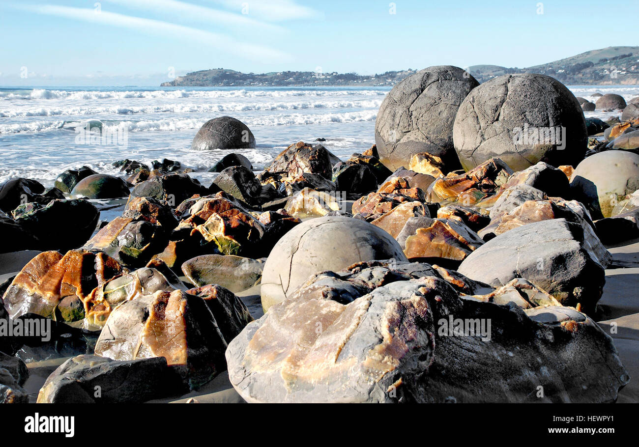 Die Moeraki Boulders sind ungewöhnlich groß und kugelförmig Felsbrocken entlang einer Strecke von Koekohe Strand auf der Welle schneiden Otago Küste Neuseelands zwischen Moeraki und Hampden liegen. Sie treten verstreut entweder isoliert oder Clustern von Findlingen in einem Strandabschnitt wo sie in einem wissenschaftlichen Reservat geschützt worden haben. Die Erosion durch Wellenschlag der Tonstein, bestehend aus lokalen Grundgestein und Erdrutsche, macht häufig eingebetteten isolierende Felsbrocken. Diese Felsen sind grau gefärbten septarian Konkretionen, die aus der Tonstein umschließt sie exhumiert und konzentrierte sich auf den Strand von Coasta wurden Stockfoto