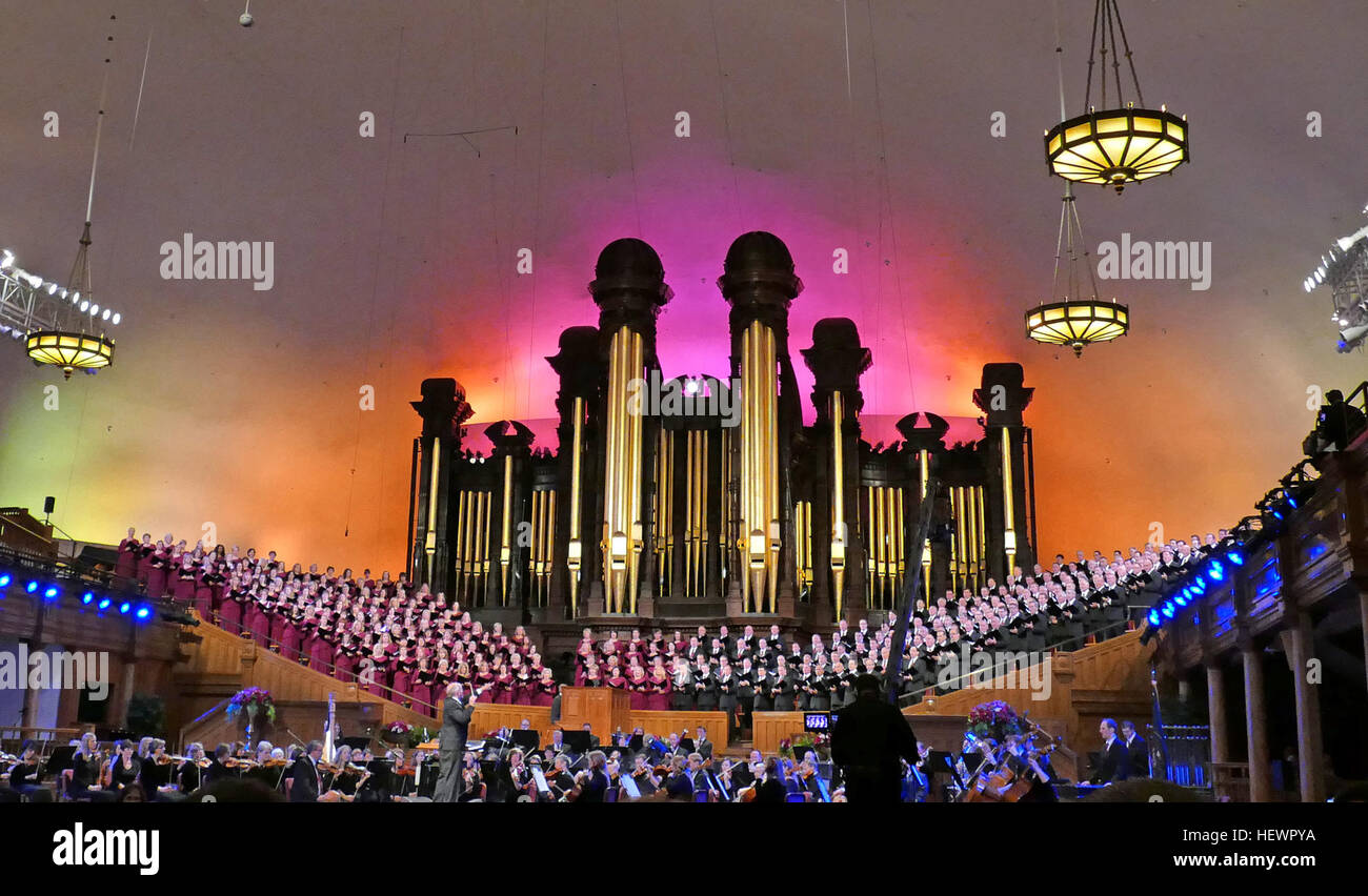 Mormon Tabernacle Choir ist ein Amateur, 360 Stück Chor benannt nach der Salt-Lake-Tabernakel. Der Chor hat seit über hundert Jahren in der Hütte durchgeführt.  Der Tabernakel befindet sich ein Organ, bestehend aus 11.623 Pfeifen. Der Chor wird in der Regel von ihm begleitet. Orchester oder a Cappella-Gesang wird auch verwendet.  Angehende Sänger müssen werden Mitglieder der LDS Kirche, die Anspruch auf einen Tempelschein, zwischen 25 und 55 Jahren zu Beginn der Chor Dienst und Leben im Umkreis von 100 Meilen von Temple Square. 1929 begann der Chor seine wöchentlichen live-Übertragung, Musik und das gesprochene Wort auf der Stockfoto