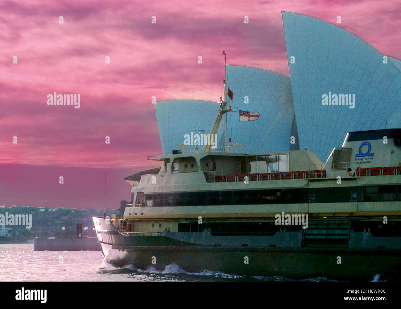 Eine Sammlung von Fotos, die berühmte Wahrzeichen und kulturelle Erlebnisse in Sydney, Australien, festhalten, darunter das Sydney Opera House, Bennelong Point und Aufführungen im Joan Sutherland Theatre. Die Bilder erkunden Sydneys expressionistische Architektur, Wasserreflexionen und die lebendige darstellende Kunstszene. Stockfoto