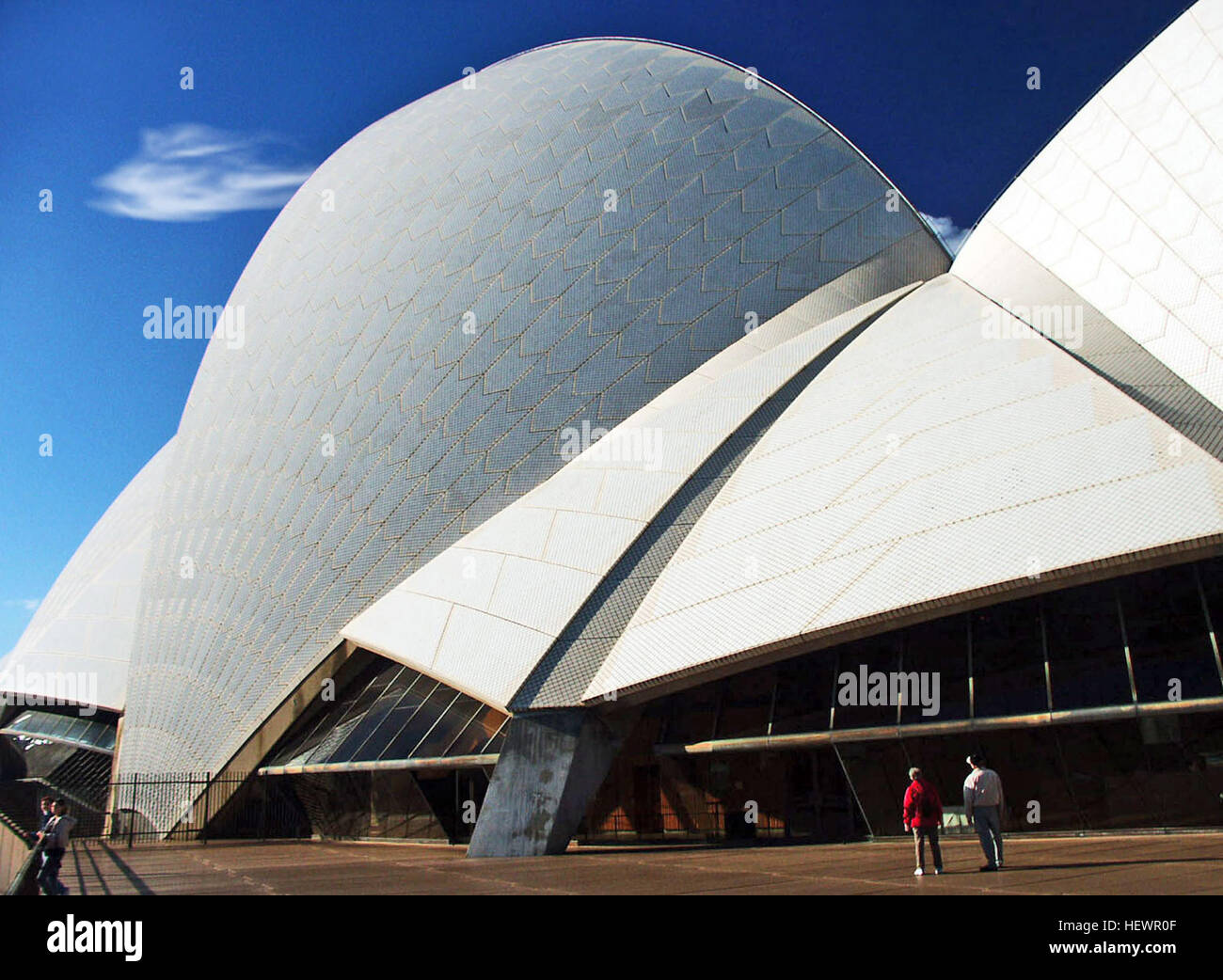 Dieses Bild zeigt das ikonische Sydney Opera House, entworfen vom Architekten Jorn Utzon, mit seinem einzigartigen Dach mit „weißen Segeln“. Die Szene zeigt auch andere Wahrzeichen Sydneys, Veranstaltungsorte für darstellende Künste und architektonische Wunder wie das Joan Sutherland Theatre und Louis Kahns Mirror Water. Stockfoto