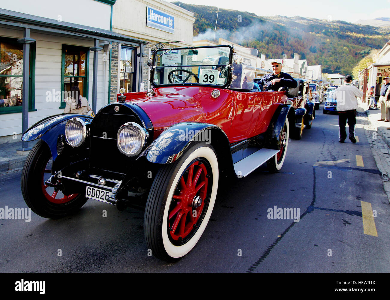 Dieses Bild zeigt einen roten Cadillac, ein Symbol für Luxus und Stil in der Automobilwelt. Der Cadillac ist bekannt für sein schlankes Design und seine starke Leistung und ist eine bekannte amerikanische Marke, die in der Automobilindustrie für Eleganz und Handwerkskunst steht. Stockfoto