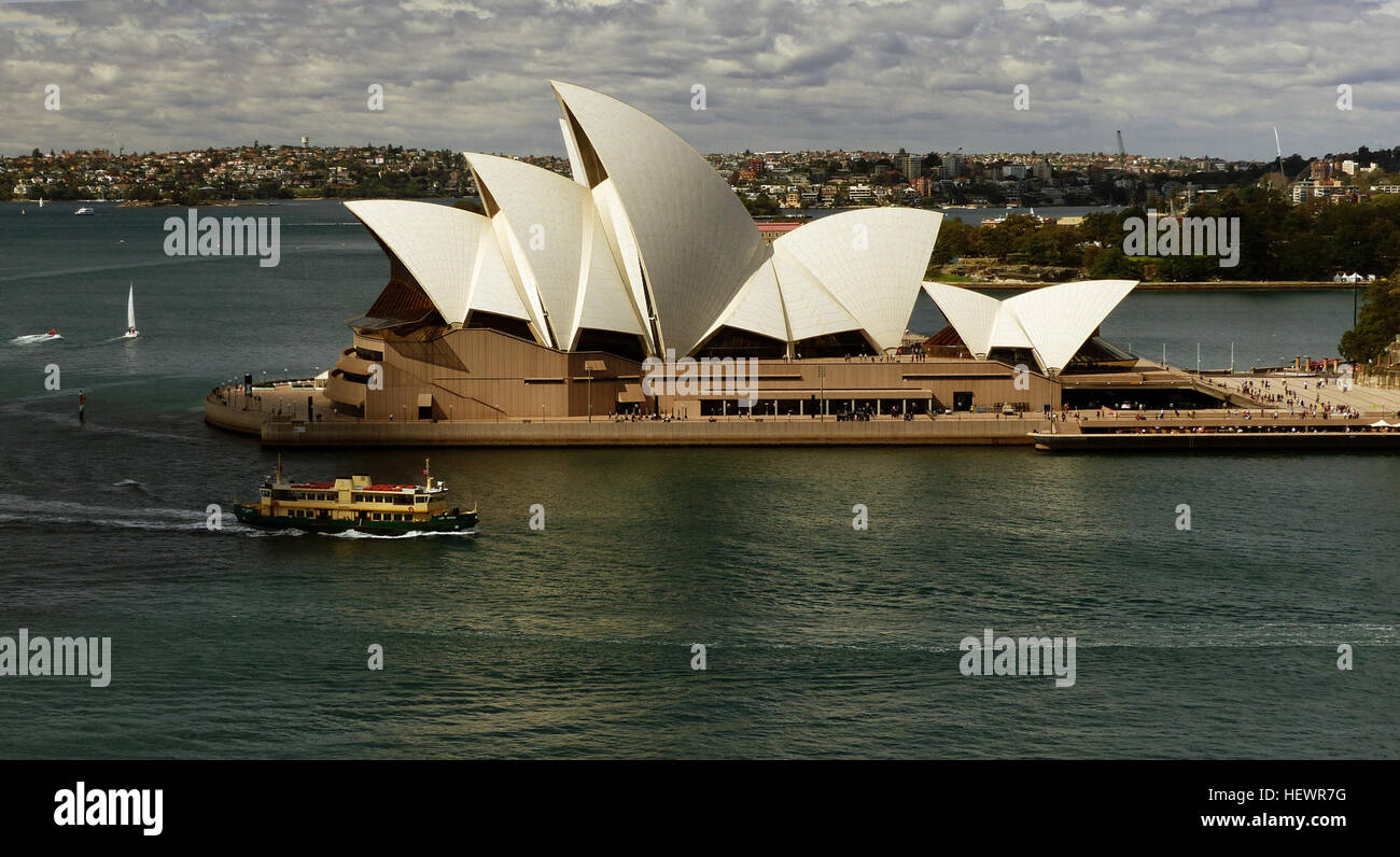 Das Sydney Opera House ist ein Multi-Veranstaltungsort Performing Arts Center in Sydney, Australien, als eines der markantesten Gebäude des 20. Jahrhunderts.  Vom dänischen Architekten Jørn Utzon entworfene eröffnete das Gebäude offiziell am 20. Oktober 1973 nach einer Schwangerschaft beginnend mit Utzons 1957 Auswahl als Sieger eines internationalen Design-Wettbewerbs. Die Regierung von New South Wales, unter der Leitung von Premier, Joseph Cahill, zugelassenen Arbeit in 1958 mit Utzon Regie Bau beginnen. Die Entscheidung der Regierung zu bauen Utzon Design wird oft durch Umstände, die folgten, darunter überschattet Stockfoto