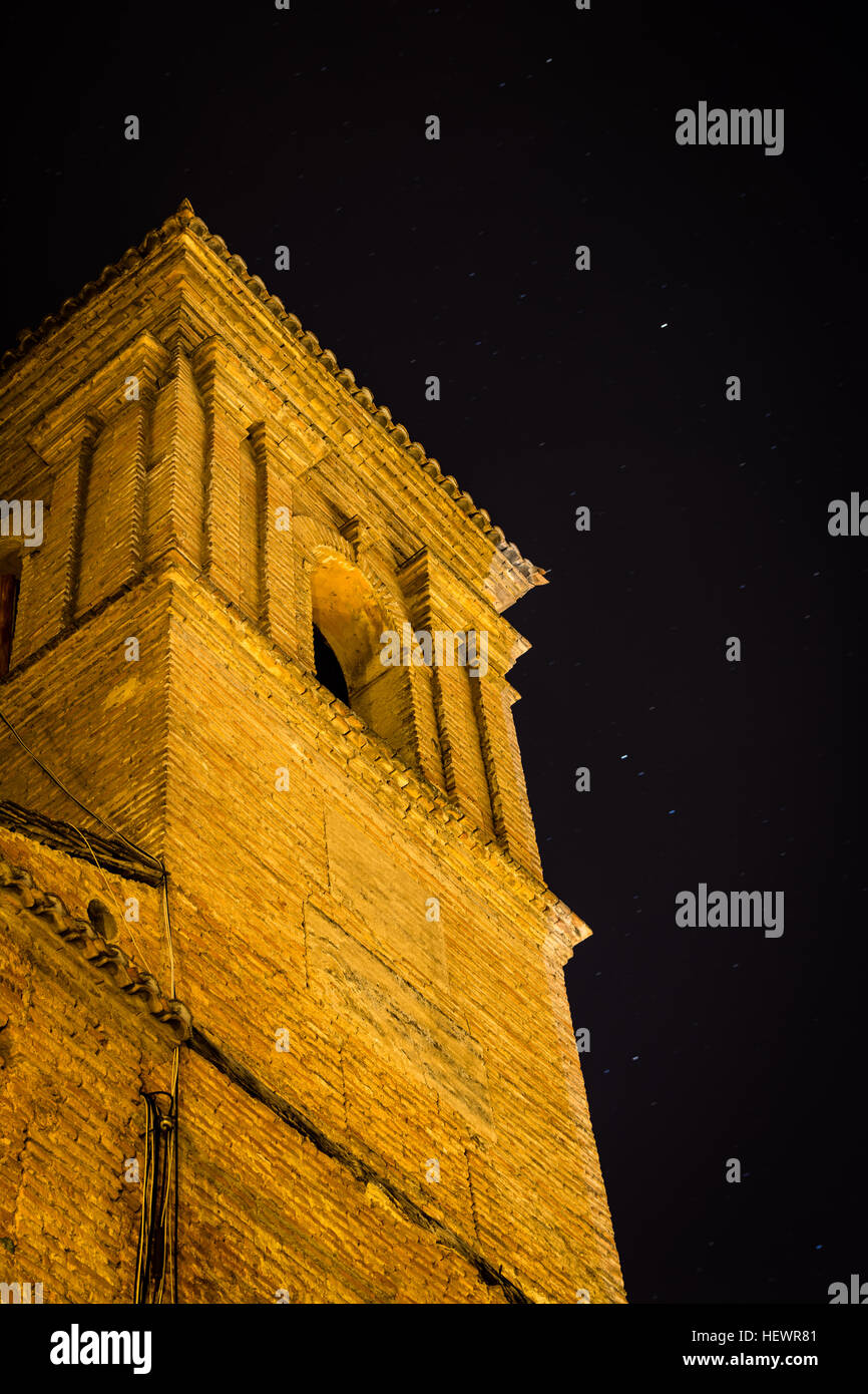 Turm einer alten Kirche gegen den nächtlichen Himmel Stockfoto