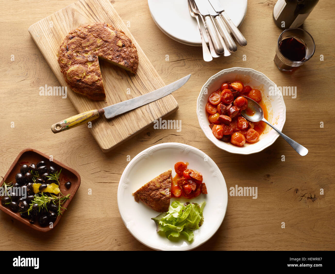Draufsicht der Tabelle mit Chorizo, spanische Kartoffel-Tortilla und Schüssel Tomaten Stockfoto
