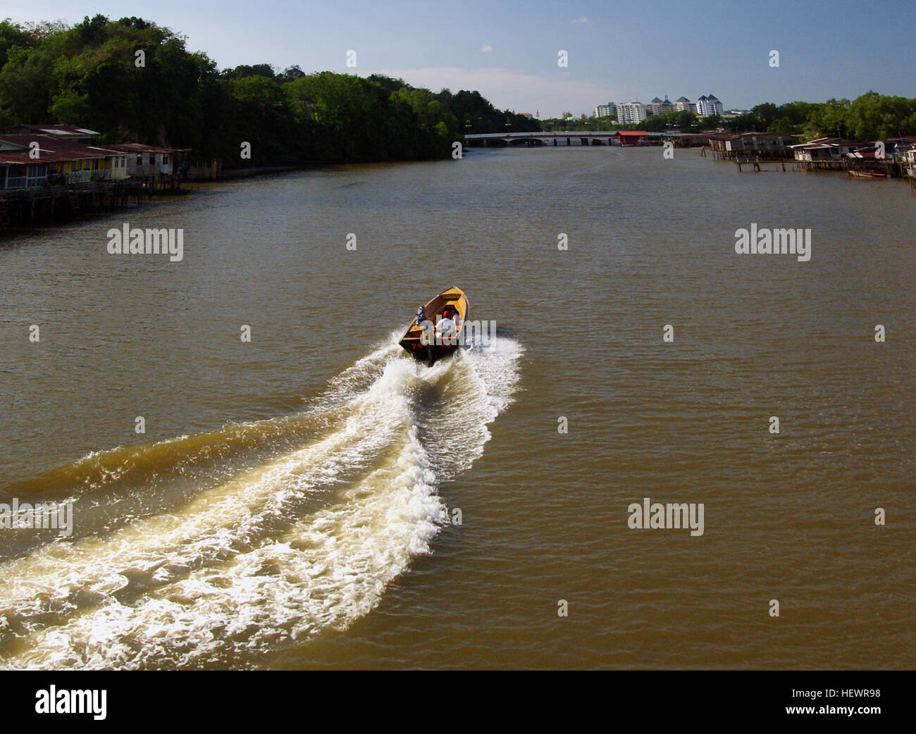 Kampong Ayer in Brunei ist ein einzigartiges Wasserdorf, das auf Stelzen gebaut wurde. Das Dorf, das durch Wassertaxis verbunden ist, bietet einen Einblick in das Leben der Menschen, die in dieser schwimmenden Gemeinde leben. Trotz ihres Reizes stellt die Armut in der Region nach wie vor eine Herausforderung dar, da einige Einwohner nur mit eingeschränktem Zugang zu Ressourcen und Infrastruktur zu kämpfen haben. Stockfoto
