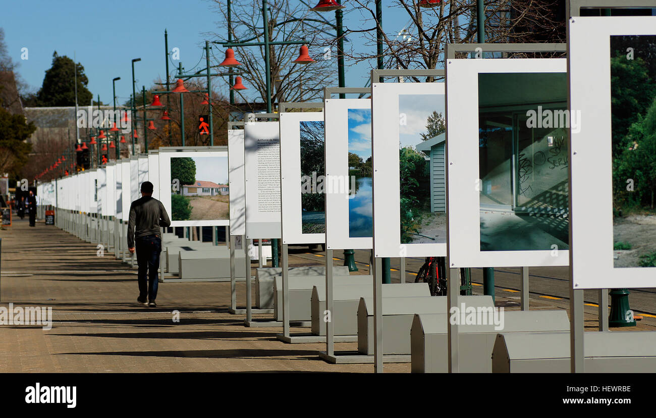 THX 4 The Memories ist eine Fotoausstellung auf dem Worcester Boulevard in Christchurch, Neuseeland. Organisiert nach Ort in Zeit, dokumentiert die Ausstellung die Auswirkungen der Erdbeben im Jahr 2011 auf den Vorort Avonside und zeigt persönliche Geschichten und Bilder, die die tiefgreifenden Veränderungen der Gemeinde hervorheben. Stockfoto