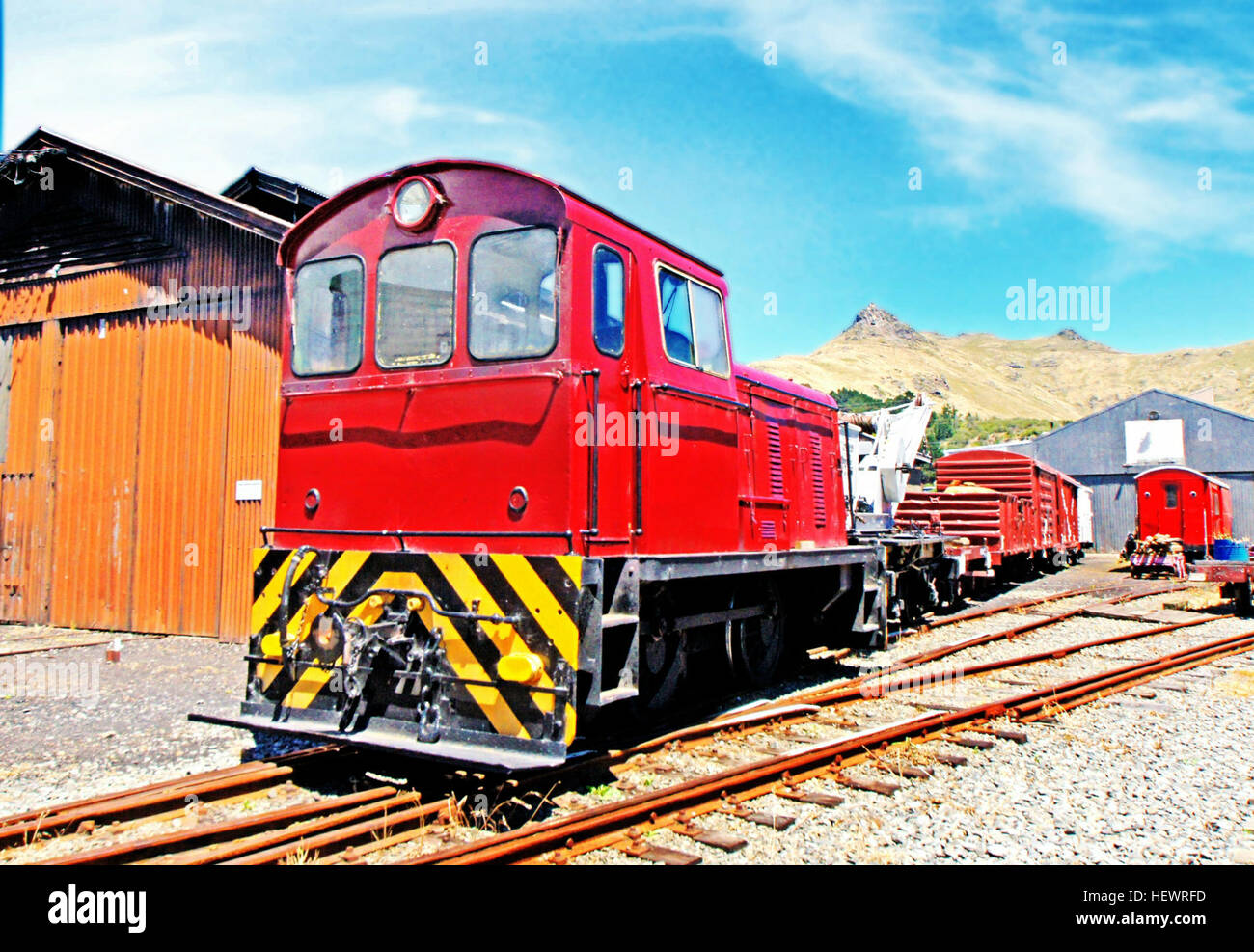 Die New Zealand TR-Klasse ist eine Klasse von Diesel Rangierloks von vielen verschiedenen Herstellern gebaut. Viele dieser Lokomotiven wurden zurückgezogen, aber einige sind noch im Dienst. Die ersten Lokomotiven dieser Klasse wurden von Drewry Auto Co im Jahre 1936 gebaut und hatte 52 kW bzw. 90 kW-Benzin-Motoren. Die mächtigsten waren Japan gebaute Hitachi TRs, mit 138 kW Cummins-Motoren. Stockfoto