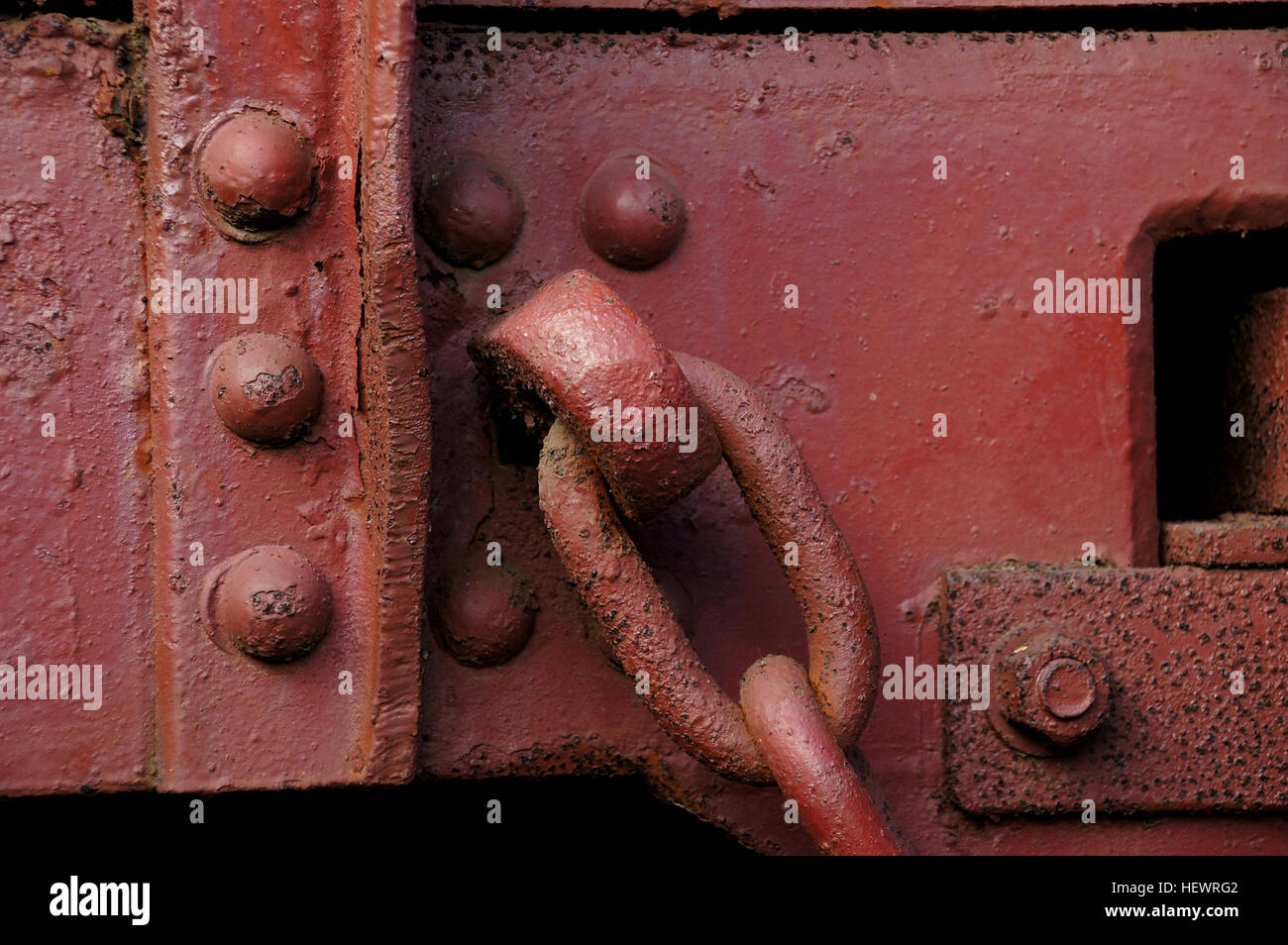 Dieses Foto zeigt eine Nahaufnahme einer Zugkette aus Eisengliedern, die typischerweise im Eisenbahnbetrieb verwendet wird. Die Kette ist ein Schlüsselelement für die Instandhaltung der Eisenbahnsysteme und gewährleistet die Sicherheit und das ordnungsgemäße Funktionieren der Züge. Stahl, ein Primärwerkstoff in der Eisenbahninfrastruktur, ist für Festigkeit und Haltbarkeit dieser kritischen Bauteile von entscheidender Bedeutung. Stockfoto