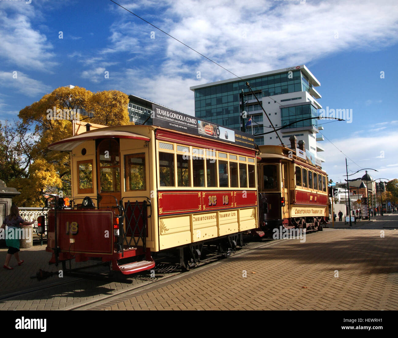 Dieses Foto zeigt eine Szene des Stadtbahnsystems von Christchurch, einschließlich Straßenbahnen und Straßenbahnen, die ein wichtiger Teil der Geschichte des öffentlichen Nahverkehrs Neuseelands waren. Das Bild bietet einen Einblick in die Vergangenheit des Verkehrs und die Infrastruktur der Stadt. Stockfoto