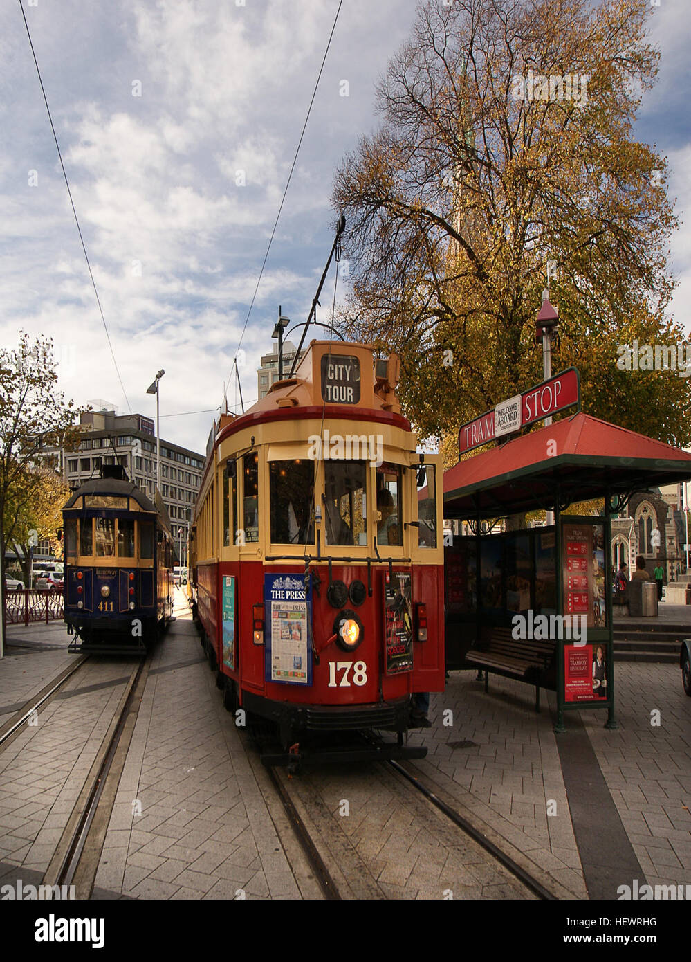 Dieses Foto zeigt das Stadtbahnsystem in Christchurch, Neuseeland, und zeigt Straßenbahnen und Straßenbahnen in einer modernen städtischen Umgebung. Das Bild spiegelt die Verkehrsinfrastruktur der Stadt wider und verbindet zeitgenössisches Leben mit historischen Straßenbahndesigns. Diese Szene bietet eine Momentaufnahme der Entwicklung und des Transportes von Christchurch. Stockfoto