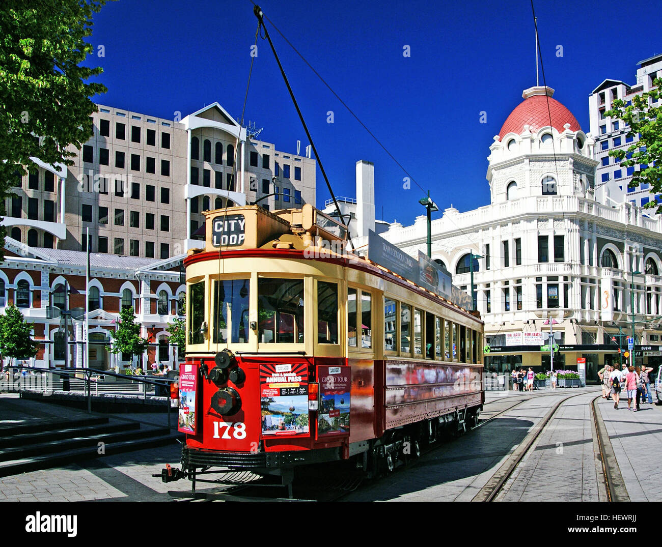Genießen Sie eine Reise mit Stil durch die sich wandelnde Gesicht der Christchurch Stadtzentrum an Bord unserer wunderschön restaurierte Erbe Straßenbahnen. Christchurch führenden Attraktionen, die Straßenbahn ist ein einzigartiges Erlebnis der Geschichte und Sehenswürdigkeiten. Stockfoto