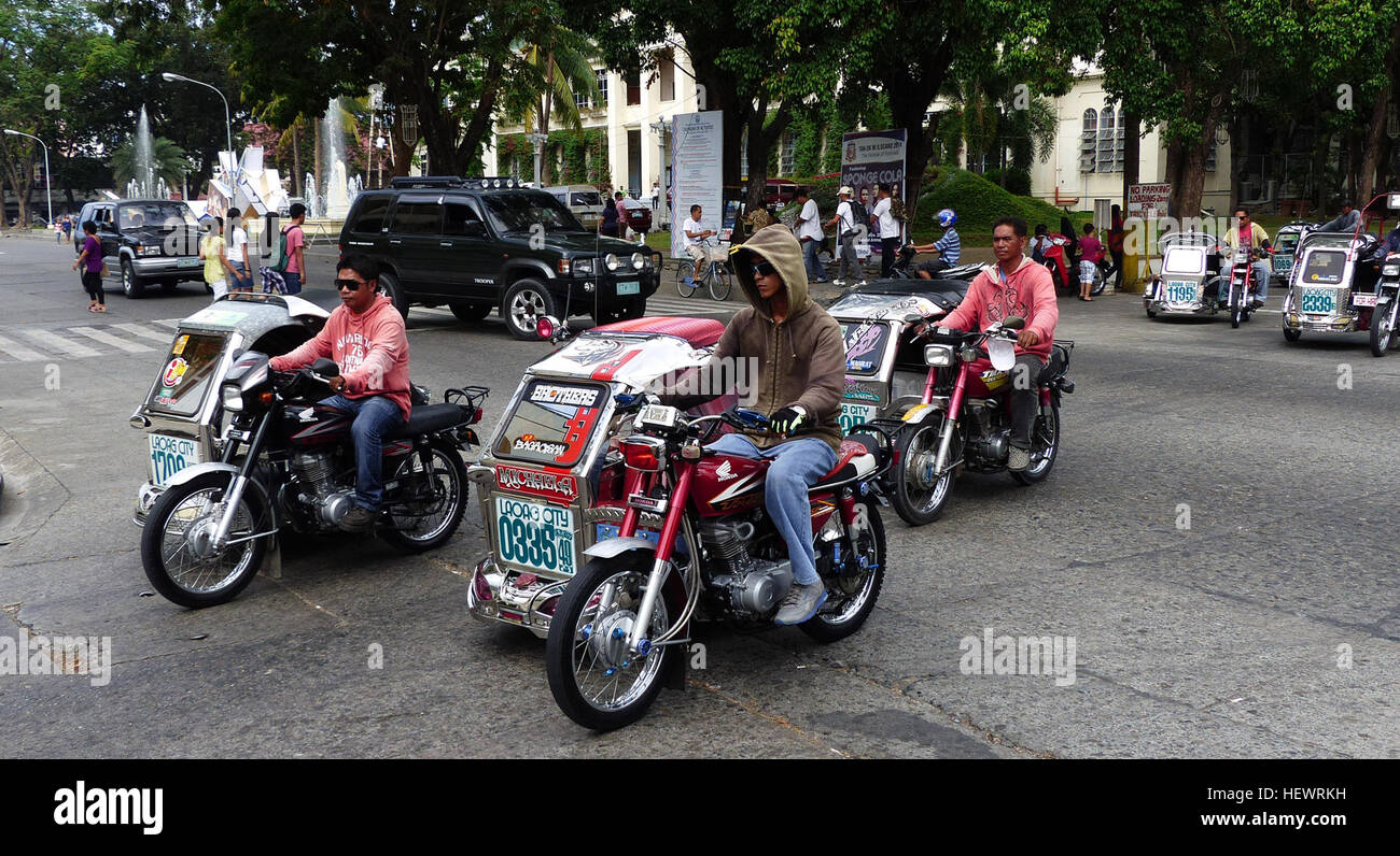 Auf den Philippinen gibt es 3,5 Millionen Dreiräder, und sie sind meist von Erwachsenen geritten. Konventionelle Motorräder mit Metall Pkw Gespanne mit ihren Seiten verschweißt, die Trikes sind eines der vielen schrulligen Aspekte des öffentlichen Lebens hier, dass Freude die Touristen und für Einheimische, stellen den Großteil der öffentlichen Verkehrsmittel in den Provinzstädten landesweit.    Sie sind auch laut und dreckig, brüllend durch die Straßen und spuckt schwarze Rauch aus Rasseln Endrohren. Stockfoto