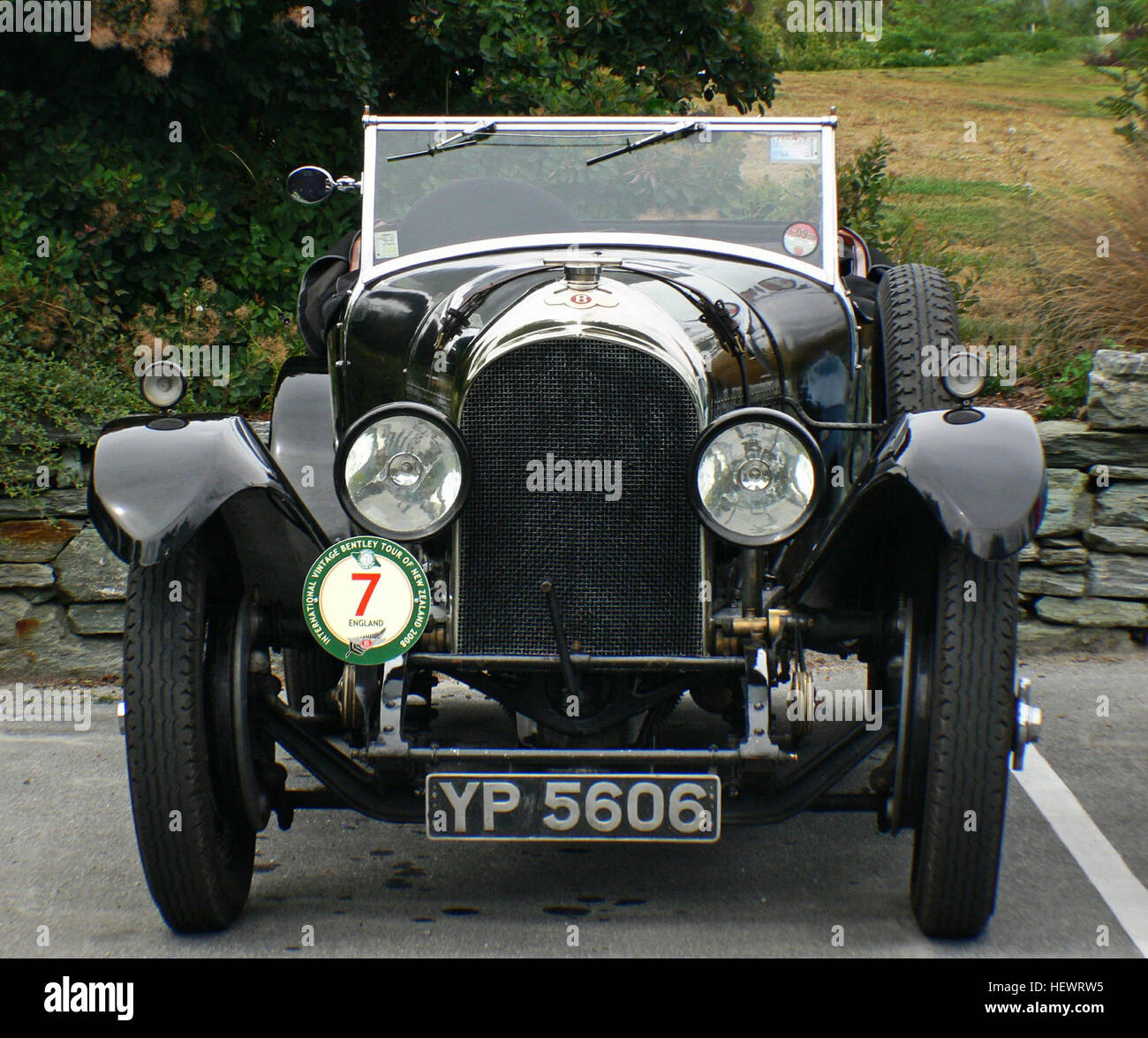 Der 1925 Bentley SS100 ist ein legendärer britischer Sportwagen, der für seine Geschwindigkeit und seine hervorragende Ingenieurskunst bekannt ist. Auf verschiedenen Automessen wird es als klassisches Modell unter den Oldtimer-Rennwagen angesehen und zeigt britisches Automobildesign aus dem frühen 20. Jahrhundert. Stockfoto