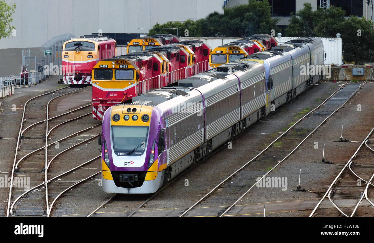 V/Line ist ein nicht für Profit regionalen Personenverkehr zu trainieren und coachen Operator in Victoria, Australien. Es entstand nach der Aufteilung des VicRail im Jahr 1983. V/Line gehört V/Line Corporation, einem viktorianischen Landesregierung gesetzliche Autorität ist.  Das V/Line System beförderte 14,47 Millionen Passagiere im Geschäftsjahr 2013/14. V/Line ist auch Track-Manager des viktorianischen innerstaatliche Schienennetzes außerhalb der Australian Rail Track Corporation und U-Bahn Züge Melbourne Mietverträge. Juni 2014, sie betrieben 86 Stationen, 41 Lokomotiven, 134 Lokomotive bespannte Kutschen und 154 Diesel mehrere Stockfoto