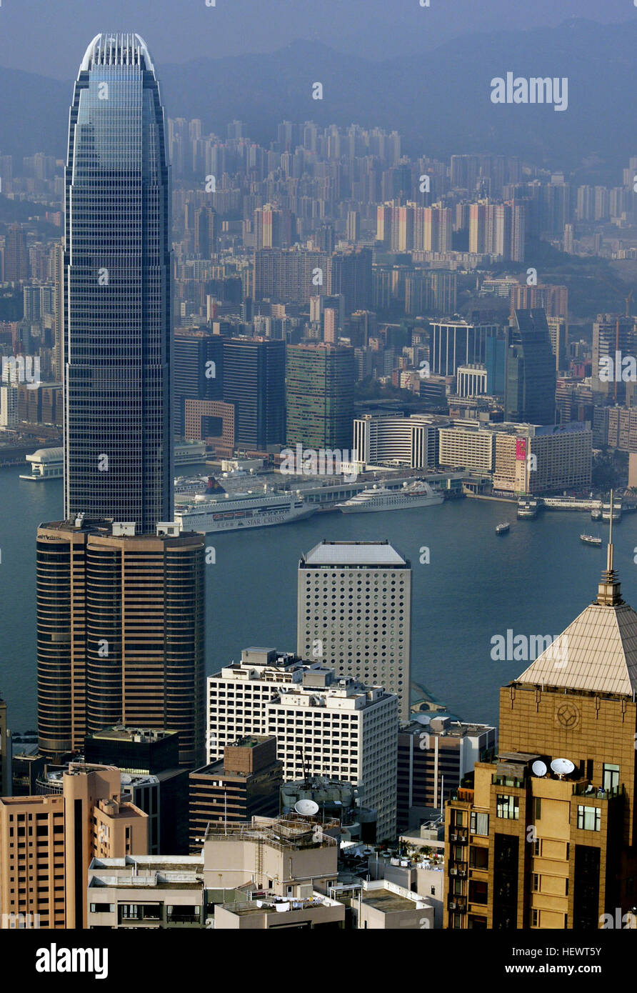 Wenn es nur eine Sache, die Sie tun können, in Hongkong gibt, gehen Sie zu The Peak. Haben Sie viele Dinge zu tun, noch gehen Sie zu The Peak. Der höchste Punkt auf Hong Kong Island, dies exklusivsten Viertel der Stadt wurde seit den kolonialen Zeiten – damals war es die kühlere Luft, die die reichen und berühmten angezogen; in der Post-Klimaanlage-Ära halten sie den Blick auf eine der spektakulärsten Städte der Welt kommen. Stockfoto