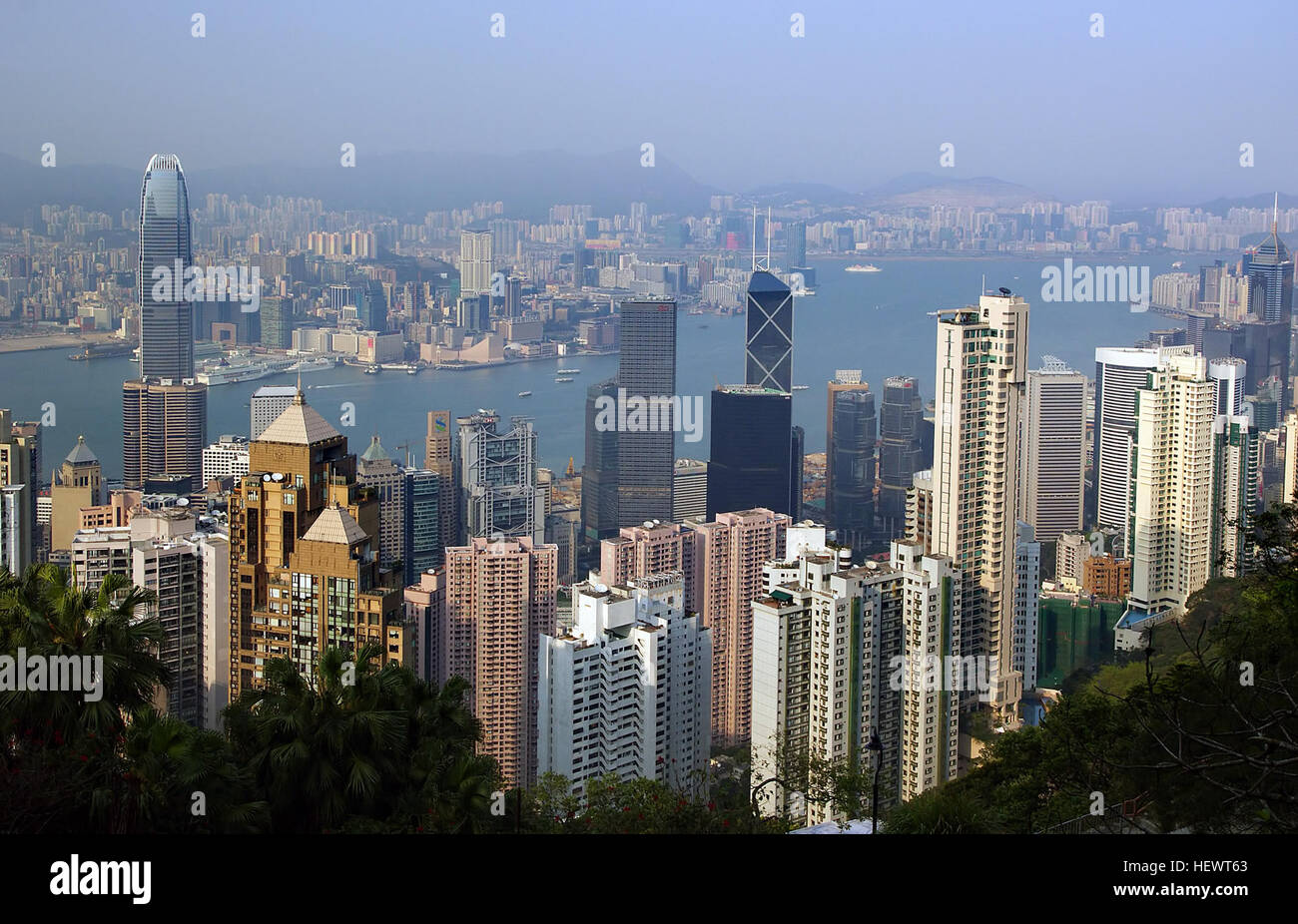 Wenn es nur eine Sache, die Sie tun können, in Hongkong gibt, gehen Sie zu The Peak. Haben Sie viele Dinge zu tun, noch gehen Sie zu The Peak. Der höchste Punkt auf Hong Kong Island, dies exklusivsten Viertel der Stadt wurde seit den kolonialen Zeiten – damals war es die kühlere Luft, die die reichen und berühmten angezogen; in der Post-Klimaanlage-Ära halten sie den Blick auf eine der spektakulärsten Städte der Welt kommen. Stockfoto