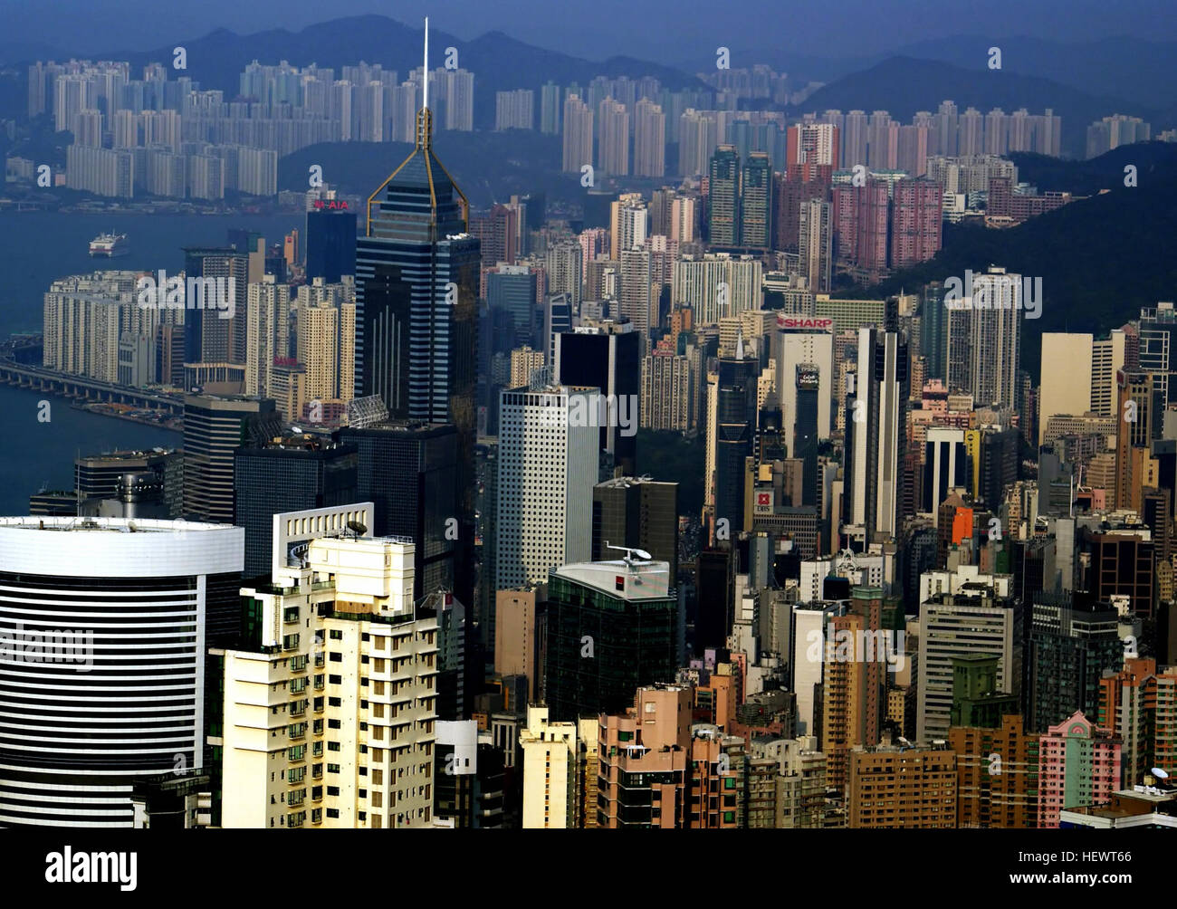 Wenn es nur eine Sache, die Sie tun können, in Hongkong gibt, gehen Sie zu The Peak. Haben Sie viele Dinge zu tun, noch gehen Sie zu The Peak. Der höchste Punkt auf Hong Kong Island, dies exklusivsten Viertel der Stadt wurde seit den kolonialen Zeiten – damals war es die kühlere Luft, die die reichen und berühmten angezogen; in der Post-Klimaanlage-Ära halten sie den Blick auf eine der spektakulärsten Städte der Welt kommen. Stockfoto