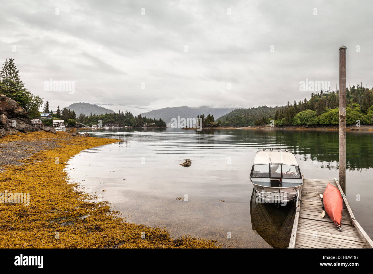 Boot durch Holzsteg, Stillpoint Lodge, Halibut Cove, Kachemak Bay, Alaska, USA Stockfoto