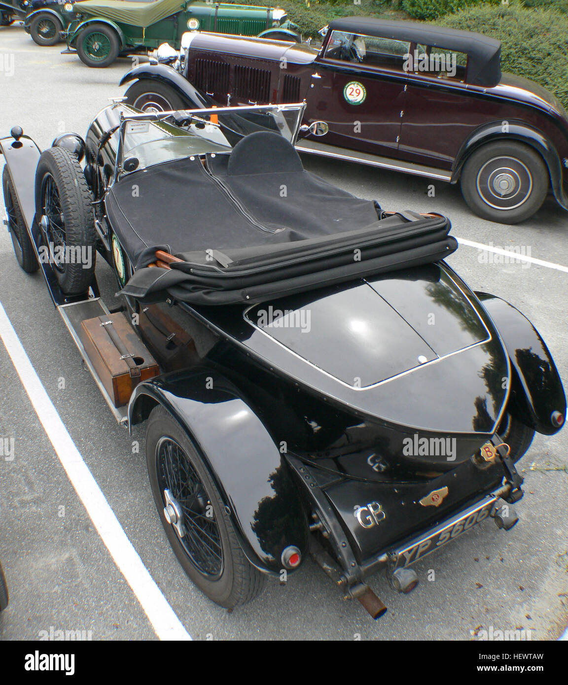 Dieses Foto aus dem Jahr 1926 zeigt einen 3,0-Liter-Bentley, einen britischen Oldtimer, der mit einer Bridge-Kamera aufgenommen wurde. Das Bild zeigt die Schönheit von Oldtimern und zeigt das elegante Design und die Handwerkskunst eines der legendärsten Autos aus dem frühen 20. Jahrhundert. Stockfoto