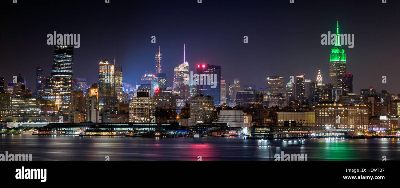 Skyline beleuchtet in der Nacht, Hoboken, New Jersey, USA Stockfoto