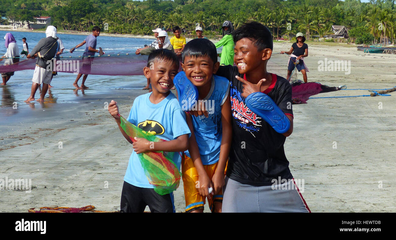Ein Lächeln, ein universeller Ausdruck von Glück und Freude, wird oft verstärkt, wenn es auf den Gesichtern von Kindern gesehen wird. Die unschuldige und reine Natur des Lächelns eines Kindes bringt Wärme und Positivität in die Umgebung, sodass es für Fotografen eine Freude ist, solche Momente festzuhalten. Stockfoto