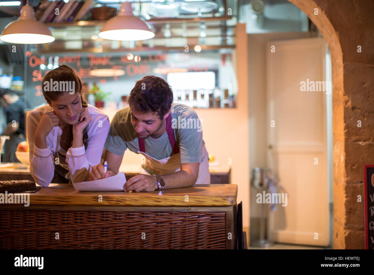 Restaurantbesitzer in Küche Stockfoto