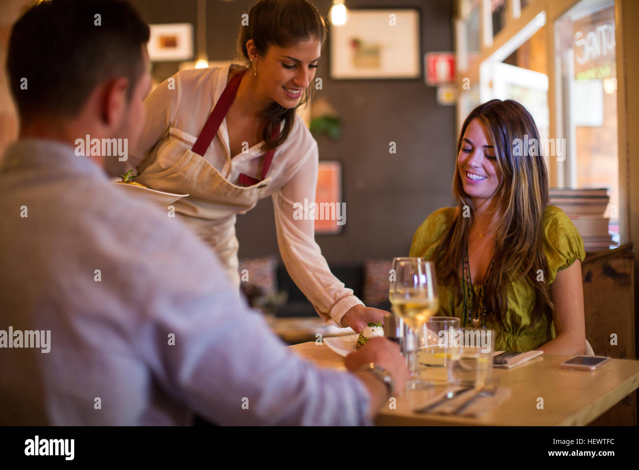Kellnerin serviert Kunden im restaurant Stockfoto