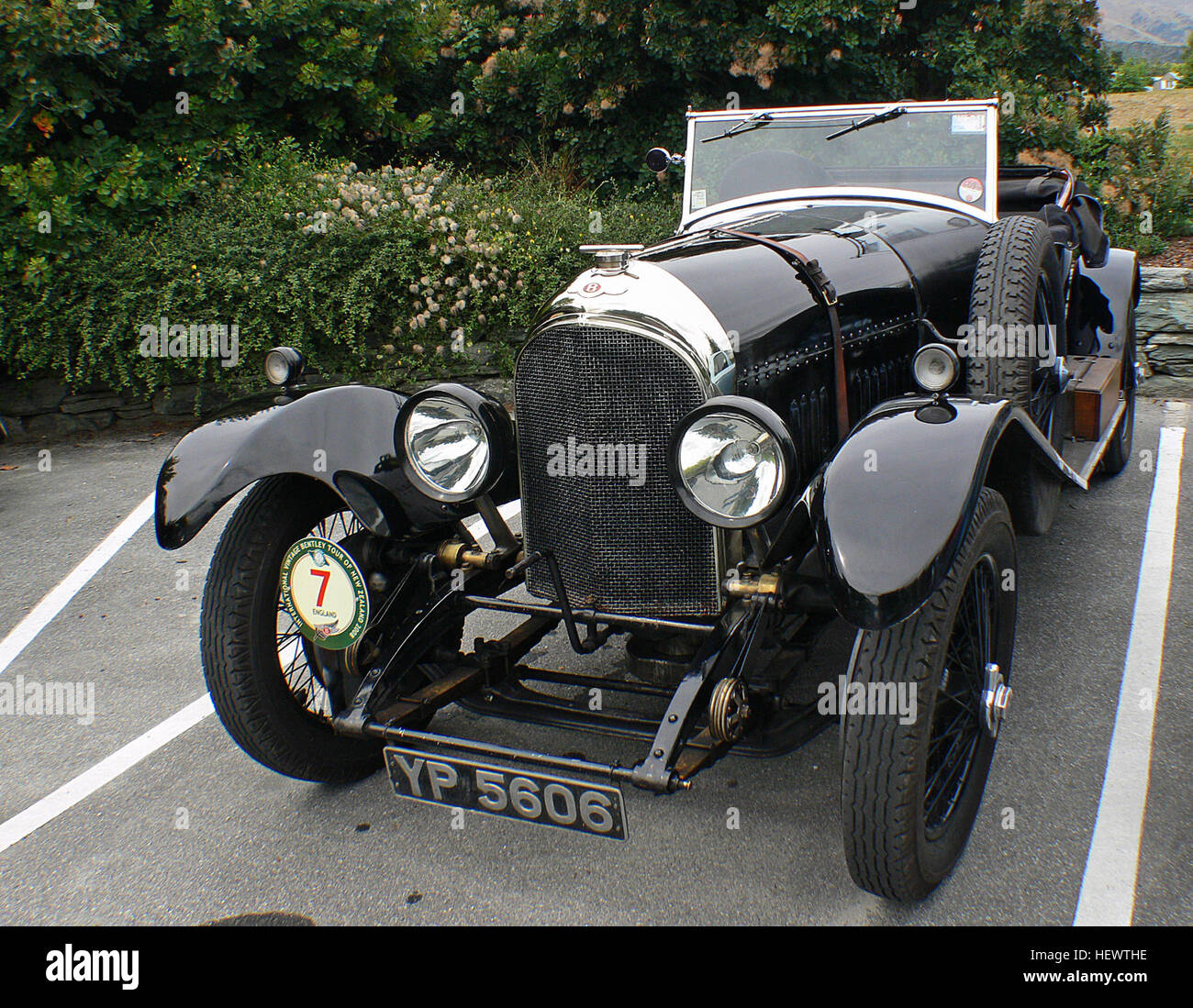 Der 1926 3,0-Liter-Bentley, bekannt für seine technische Raffinesse und den Erfolg bei Langstreckenrennen, wird hier mit seinem legendären Design dargestellt. Dieses von Walter Owen Bentley entworfene Modell brachte bahnbrechende Innovationen im Automobilbereich mit, darunter eine obenliegende Nockenwelle und Aluminiumkolben. Stockfoto