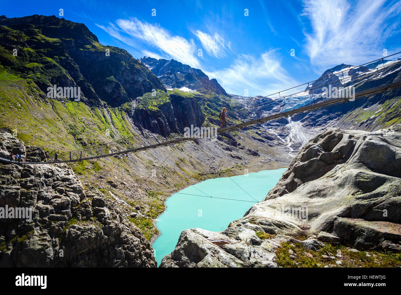 Touristen, die Überquerung der Brücke Trift, Schweiz Stockfoto