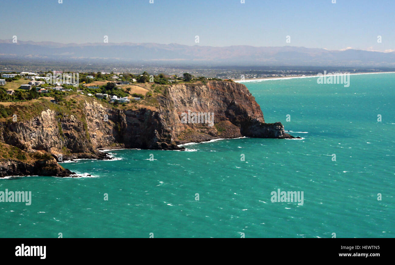 Der Whitewash Head, der sich auf dem Scarborough Hill in Christchurch, Neuseeland befindet, ist eine markante Klippe auf dem Meer. Die Gegend ist bekannt für ihre atemberaubende Aussicht auf das Meer und die dramatischen Klippen, die Teil des Taylors Misserfolg Walkway sind, der Sumner und Taylors Misserfolg verbindet. Stockfoto