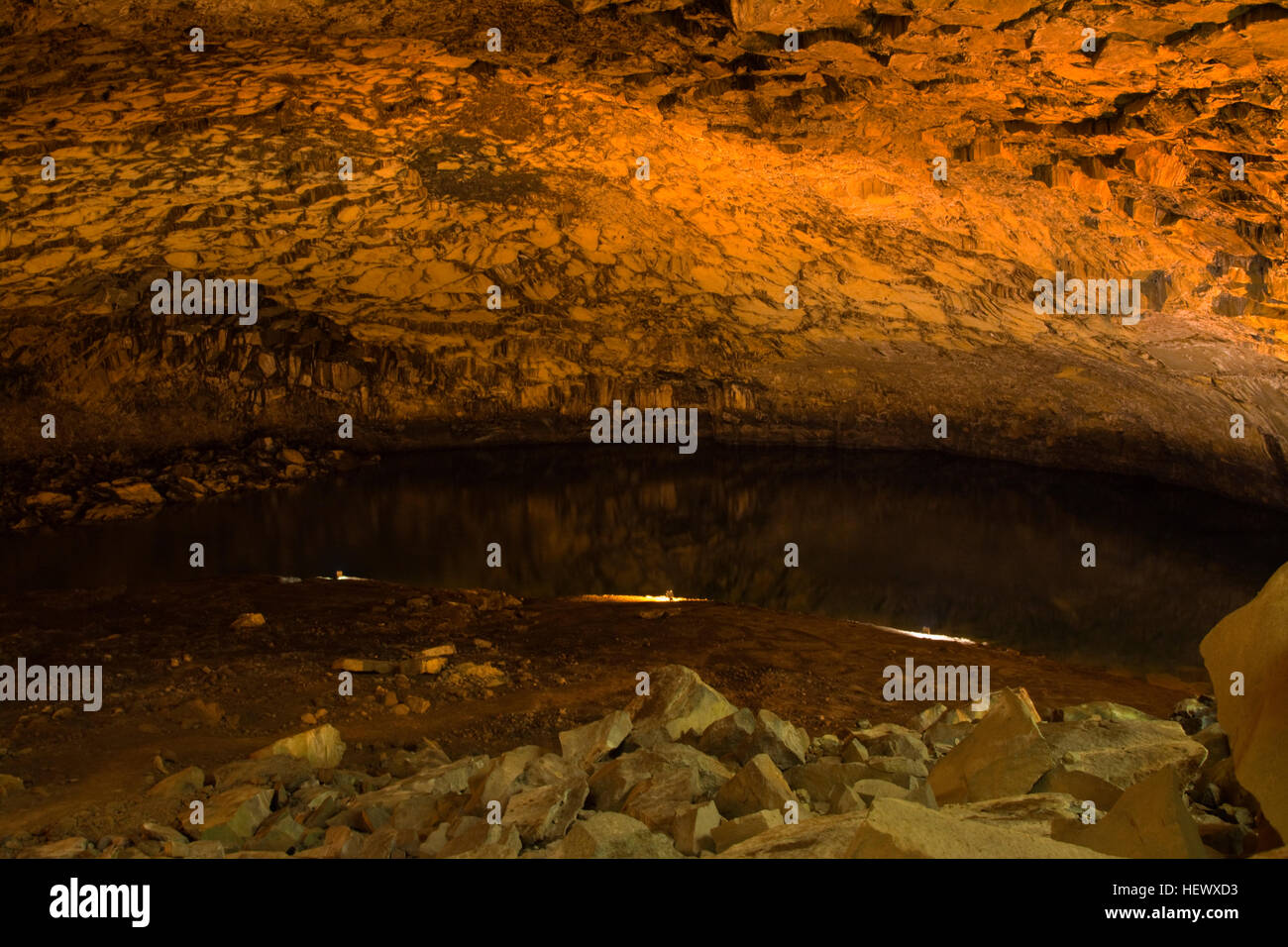 Europa, PORTUGAL, Azoren, Graciosa Island, Furna da Enxofre, Kaverne unter dem Vulkan (328 ft tief) Stockfoto