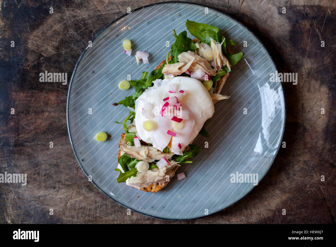 Open-Sandwich mit Salat, geräucherter Makrele und pochiertem Ei Stockfoto