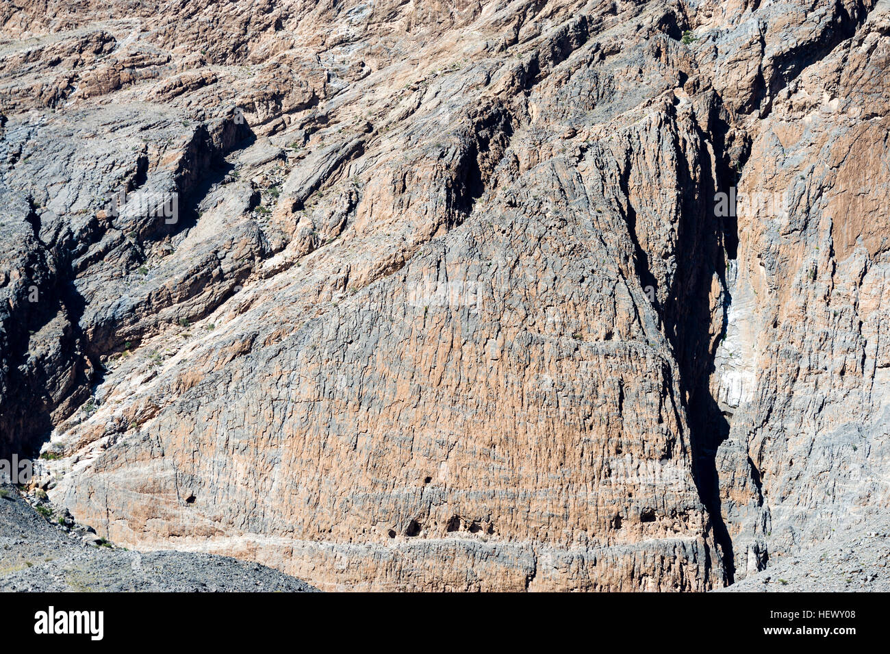 Höhlen und Erosion auf der Klippe Gesicht eines felsigen Berges. Stockfoto