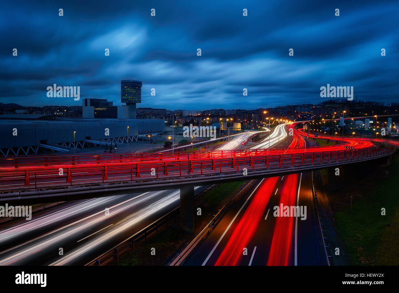 Lichtspuren in Bilbao Nacht Stockfoto
