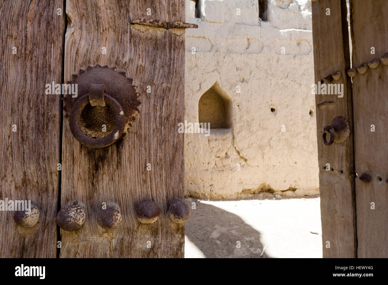 Ein Stahl rosten Klopfer auf eine Holz-Tür in einem alten Wüste Dorf. Stockfoto