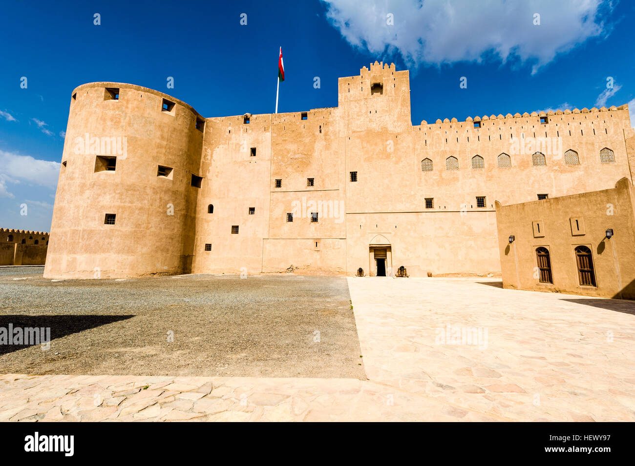 Einen riesigen Vorplatz, umgeben von imposanten Mauern und Wachtürme in einer alten Festung. Stockfoto