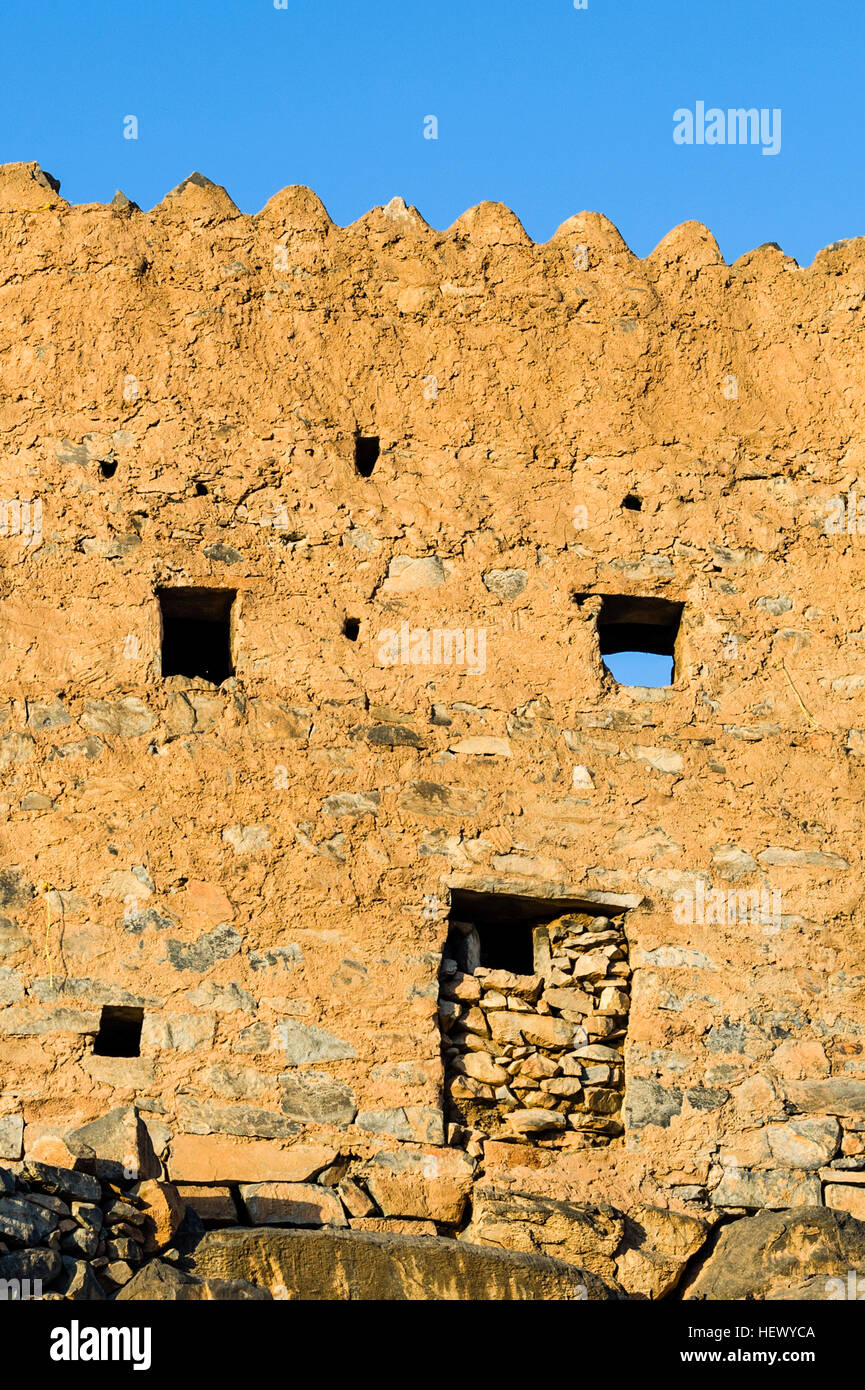 Einem antiken handgefertigten Stein Wachturm in einem verlassenen Bergdorf Wüste. Stockfoto