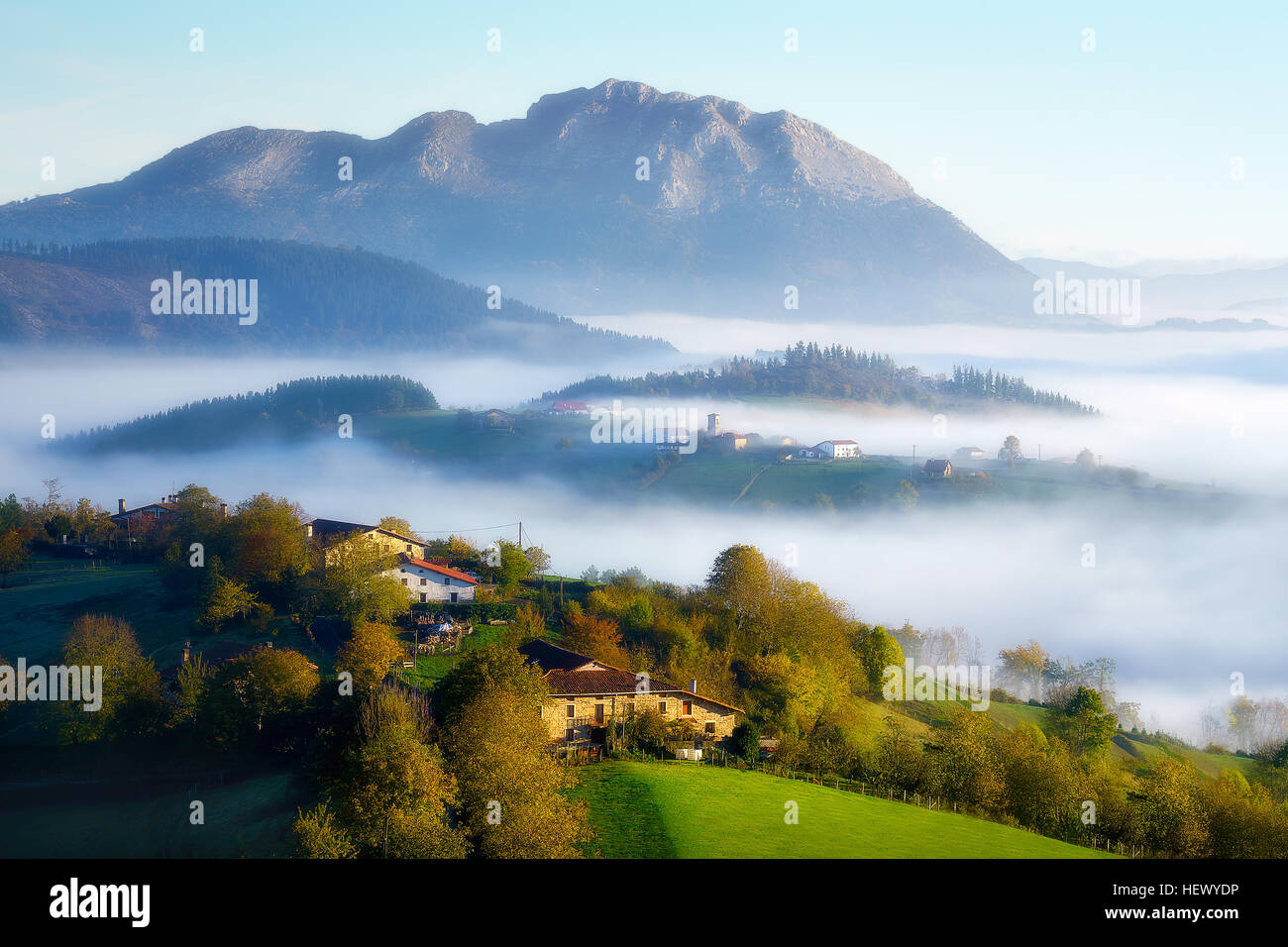Aramaio Tal mit Nebel bei Tageslicht Stockfoto