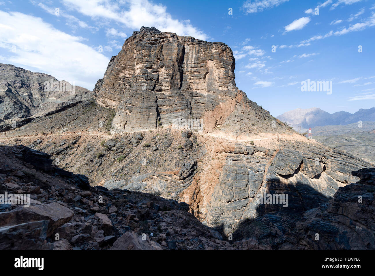 Eine kurvenreiche Piste seziert eine steile Klippe an einem Berghang. Stockfoto