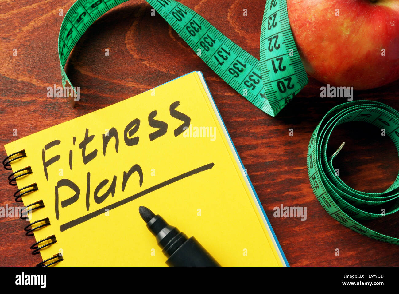 Fitness-Plan in einer Notiz geschrieben. Gesunder Lifestyle-Konzept. Stockfoto