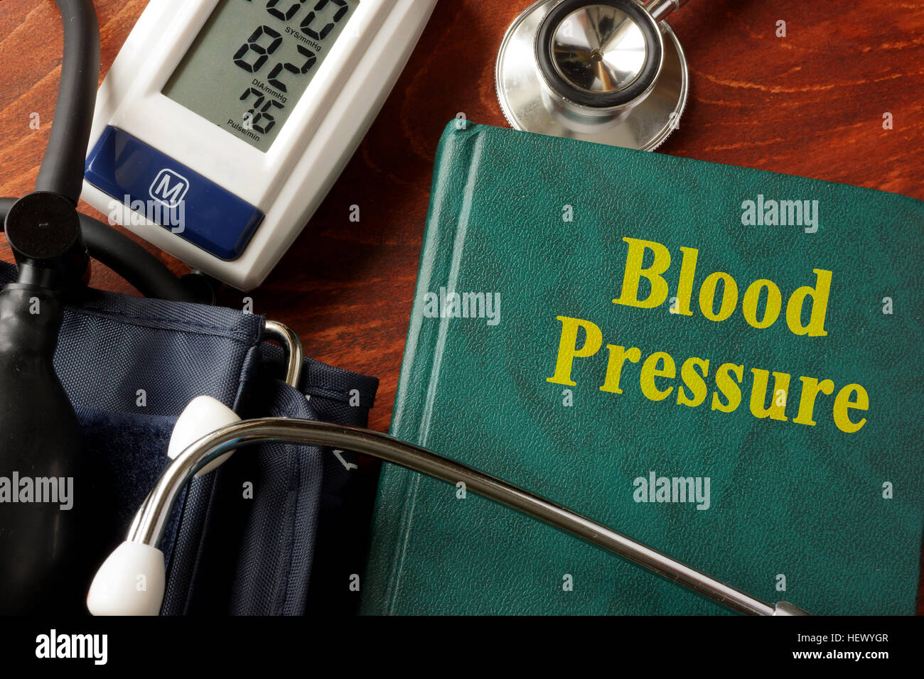 Blutdruck-Titel in einem Buch und Stethoskop. Stockfoto