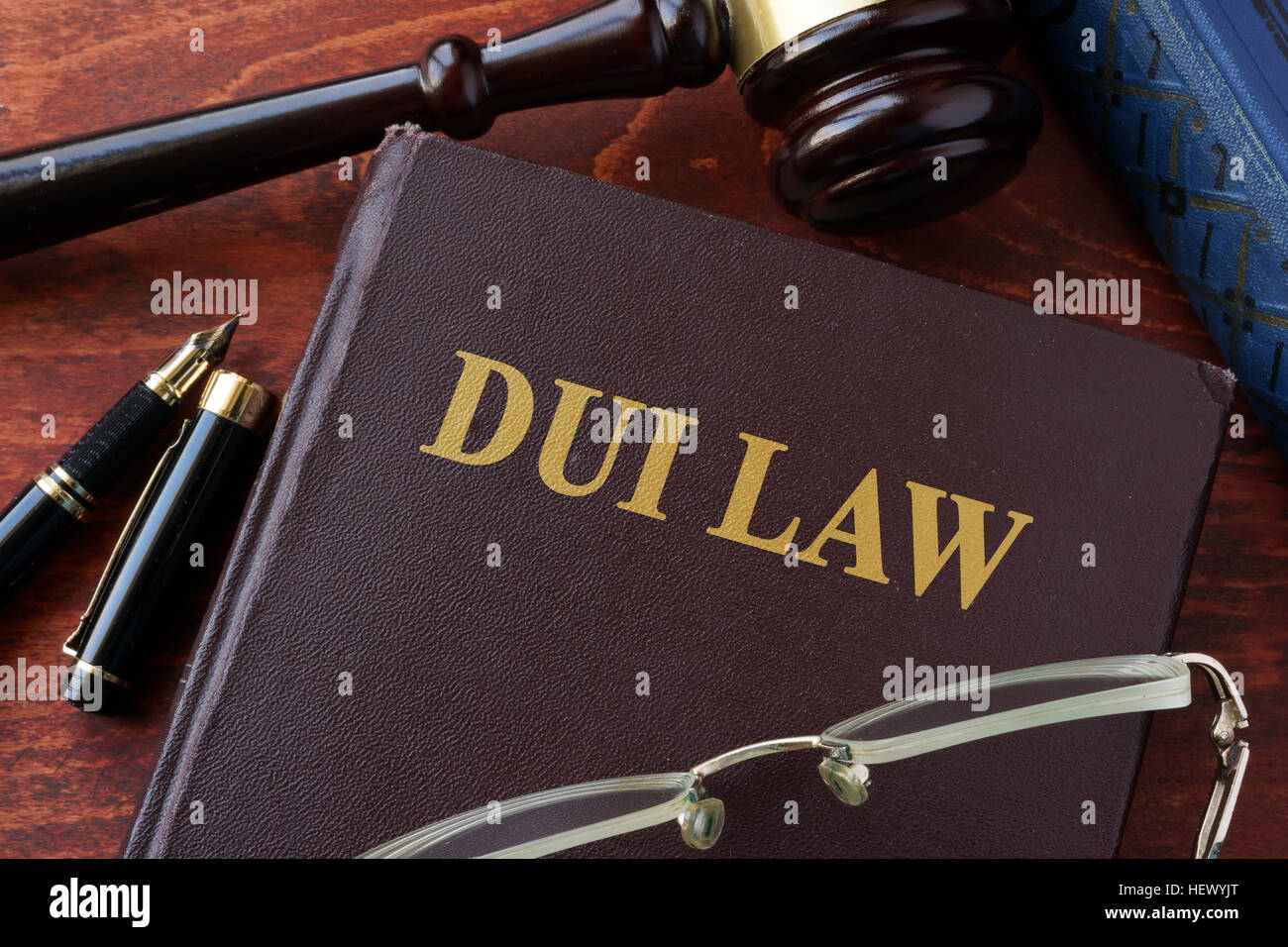 DUI Gesetz Titel auf ein Buch und Hammer. Stockfoto