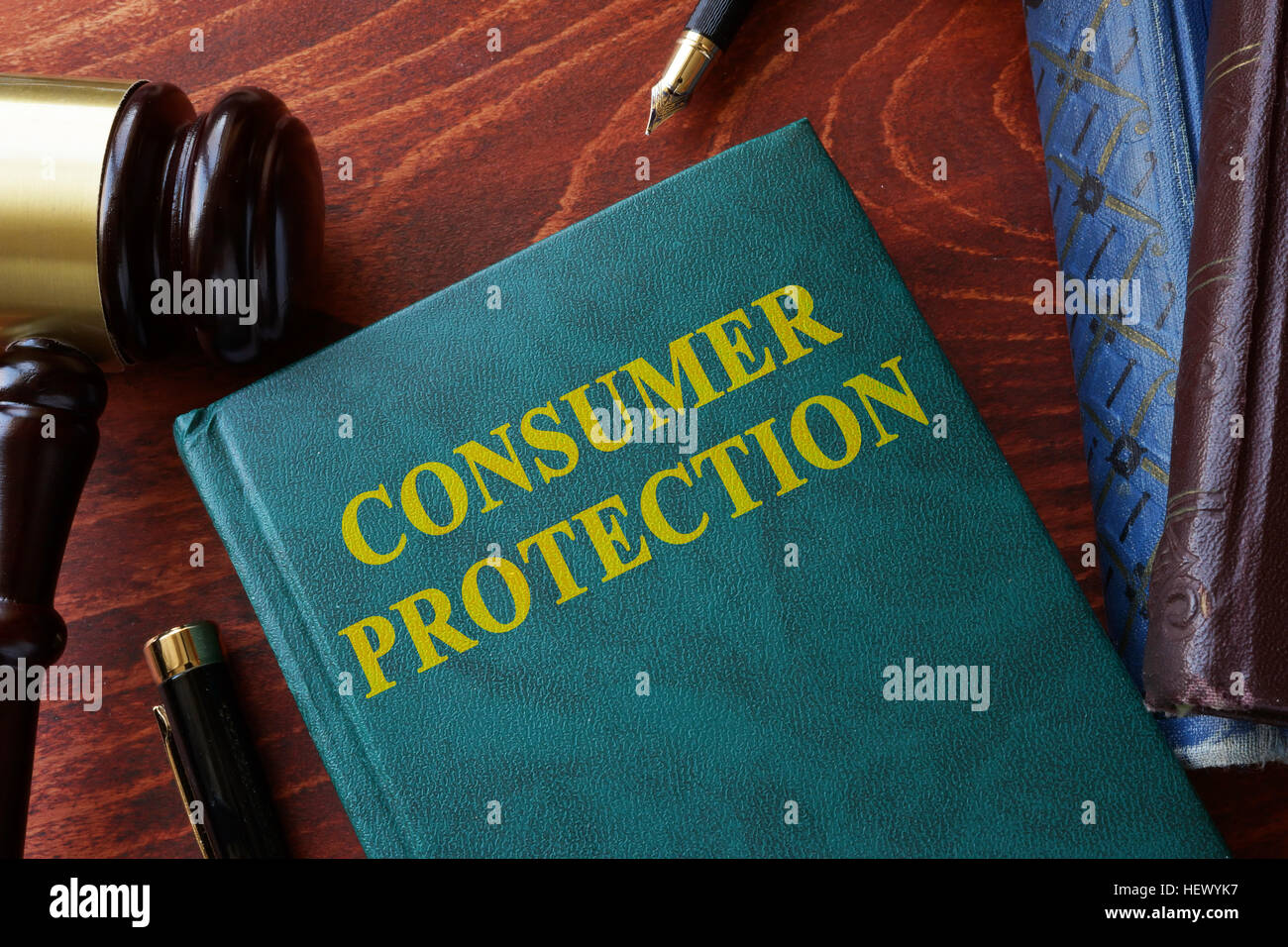 Verbraucher-Schutz-Titel auf ein Buch und Hammer. Stockfoto
