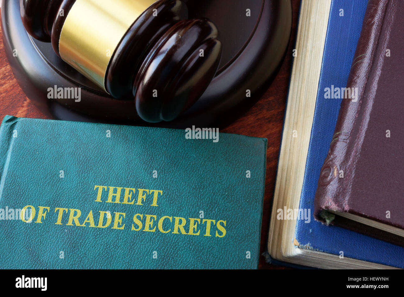 Diebstahl von Geschäftsgeheimnissen Titel auf ein Buch und Hammer. Stockfoto