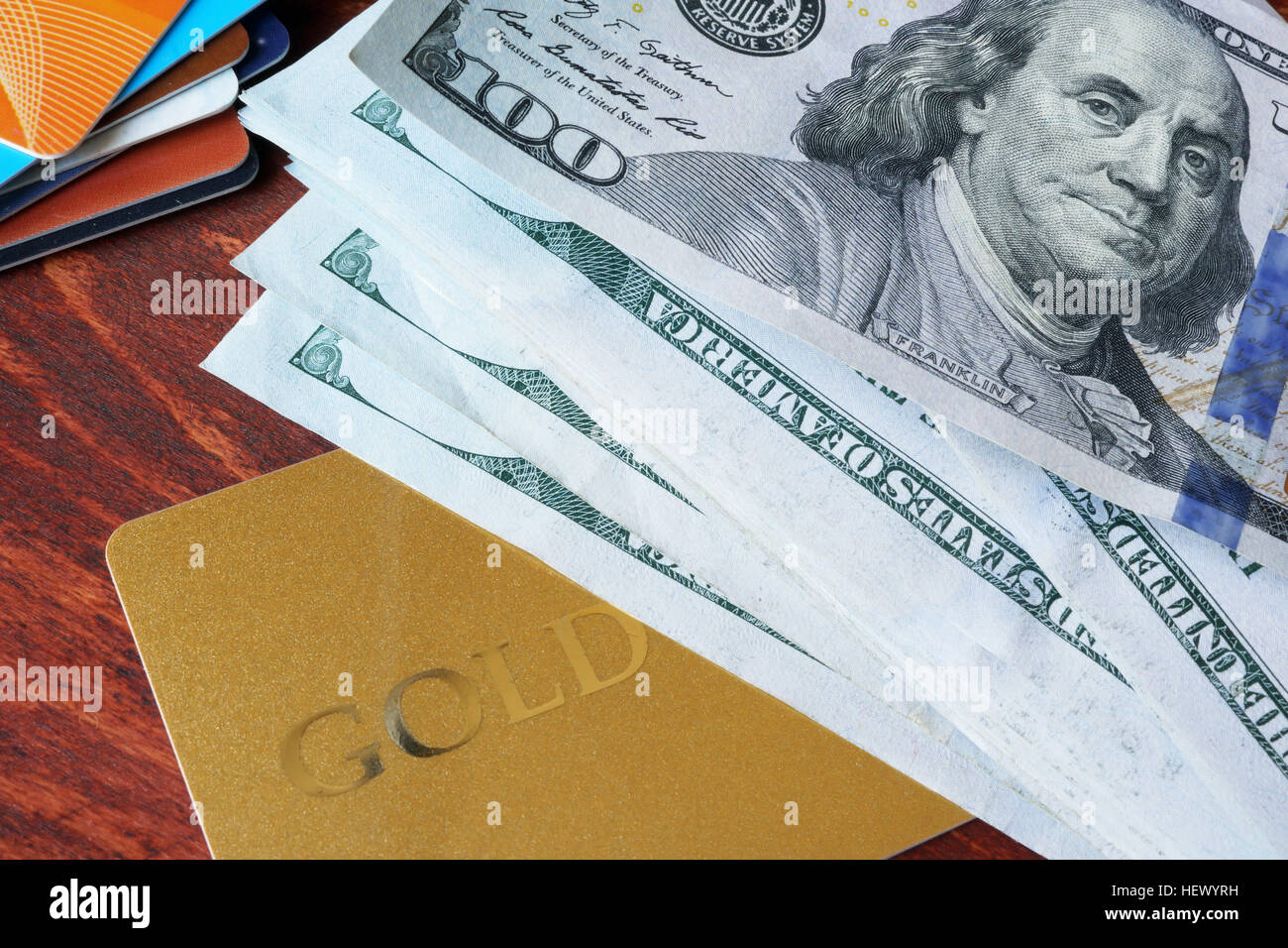 Bargeld und Kreditkarten auf eine Holzoberfläche. Stockfoto