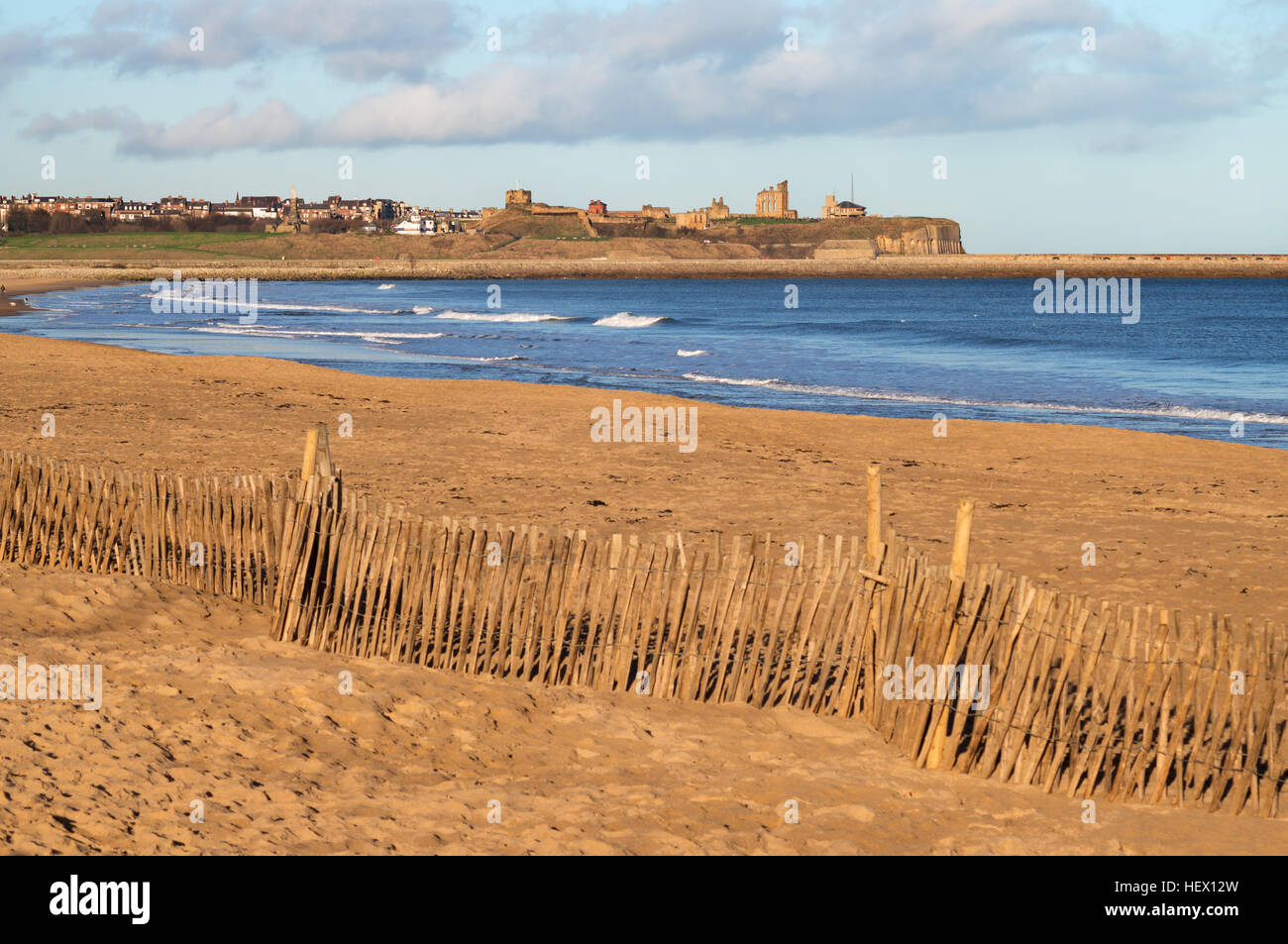 Tynemouth Schloß und Priorat von South Shields Sandhaven Strand, Tyneside, England, UK Stockfoto