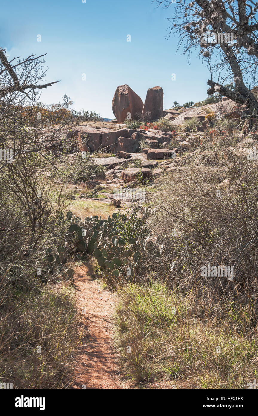 Zwei geteilte Felsbrocken am auf der Grundlage des Enchanted Rock Naturschutzgebiet Stockfoto